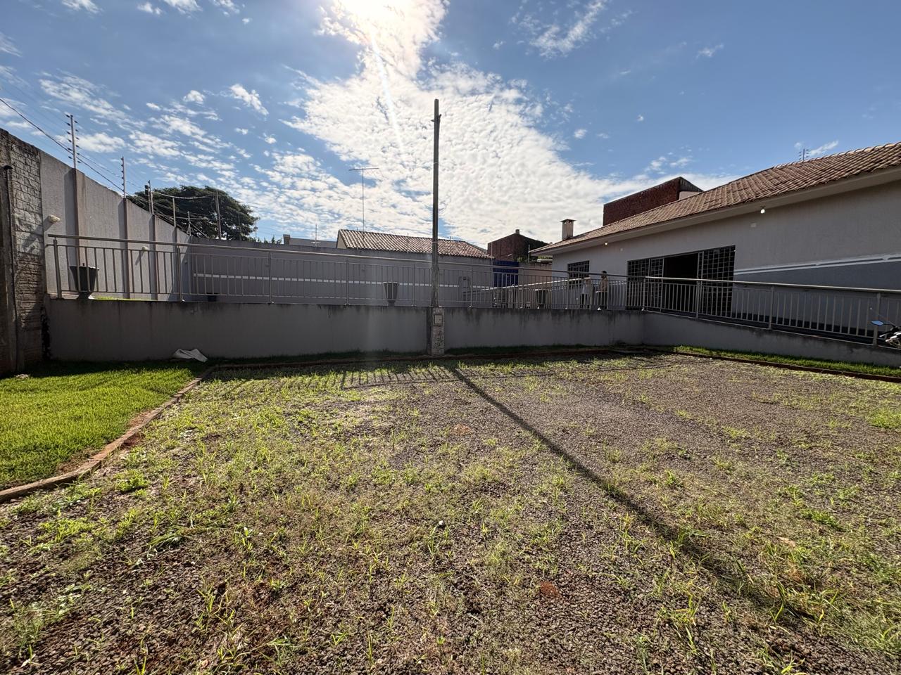 Área de Lazer Completa com Piscina, Espaço Gourmet e Amplo Estacionamento à Venda ou Locação em Maringá/PR