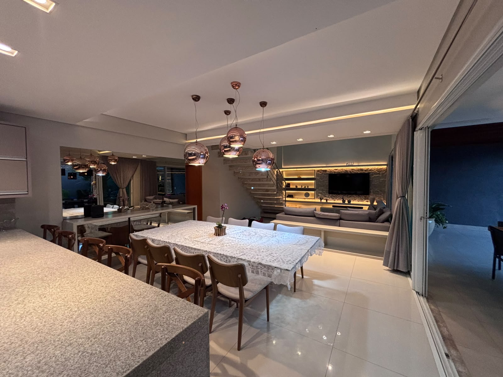 Casa em Condomínio com 4 Suítes, 400m² - Zona 08, Maringá/PR