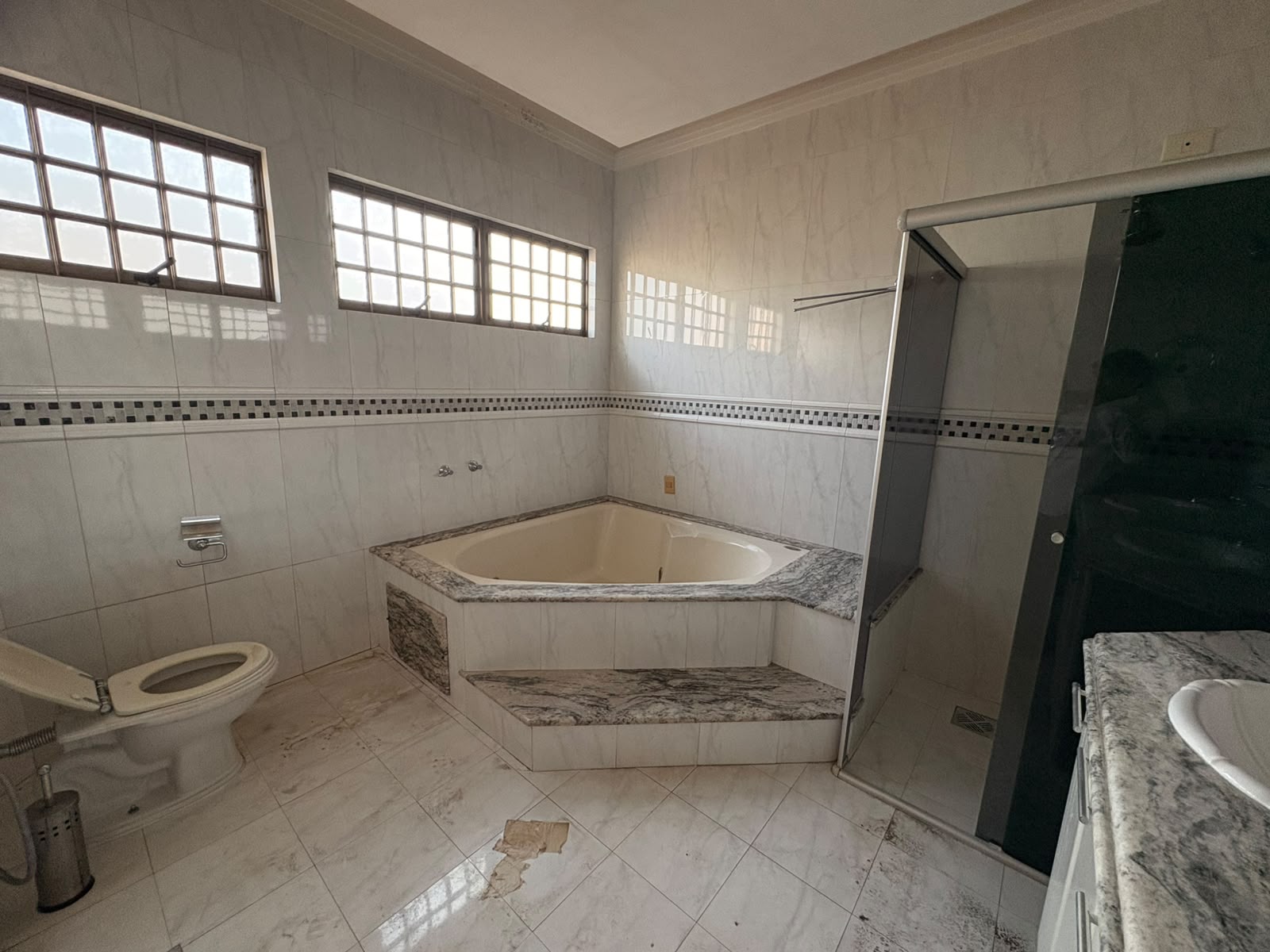Sobrado de Alto Padrão com Piscina, Sauna,  edícula, 4 Suítes e Área de Lazer Completa