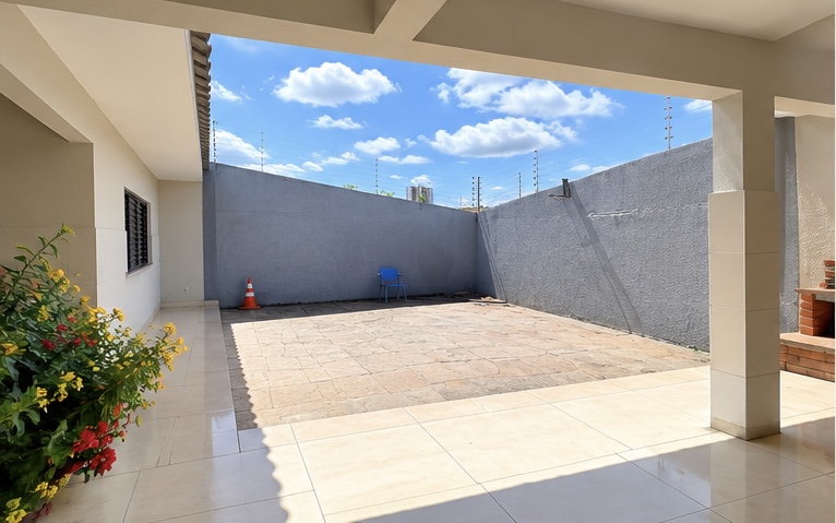 Alto Padrão em Espaço e Privacidade: Residência com 3 Quartos, Amplo Terreno e 4 Vagas em Maringá