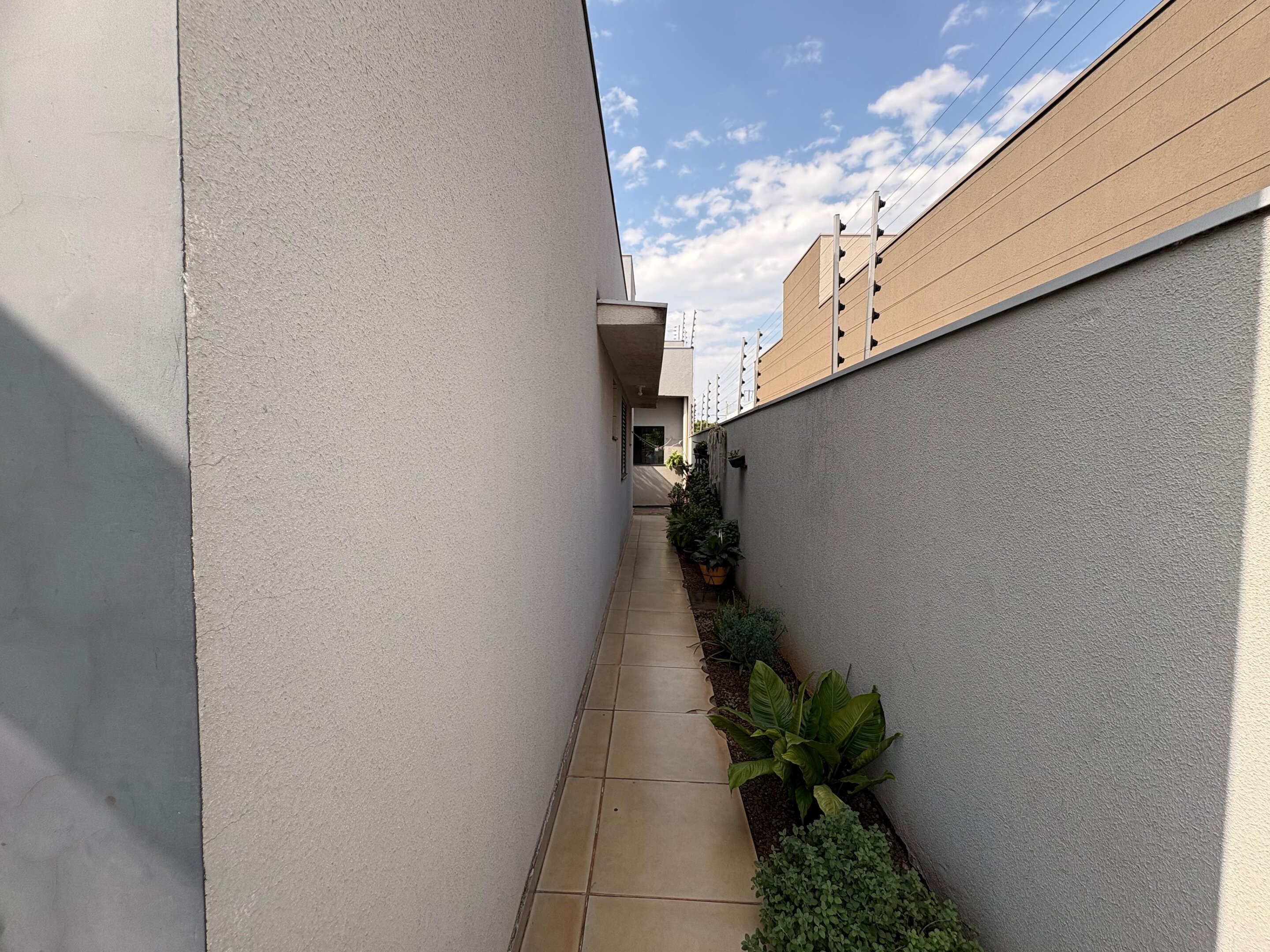 Casa de Fundo para Locação com 1 Quarto Próxima à Chácara Aeroporto – Água e Luz Inclusas