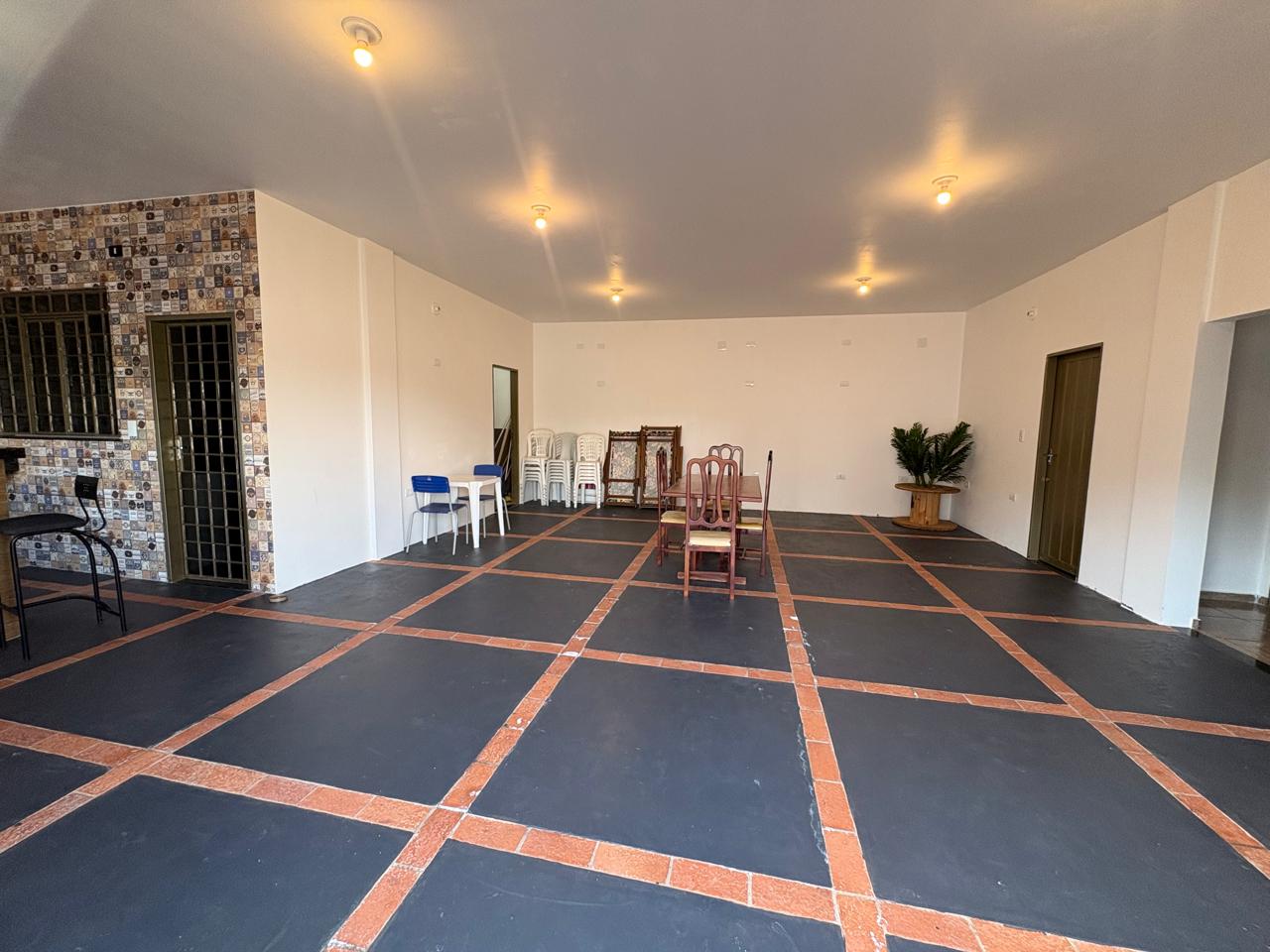 Área de Lazer Completa com Piscina, Espaço Gourmet e Amplo Estacionamento à Venda ou Locação em Maringá/PR