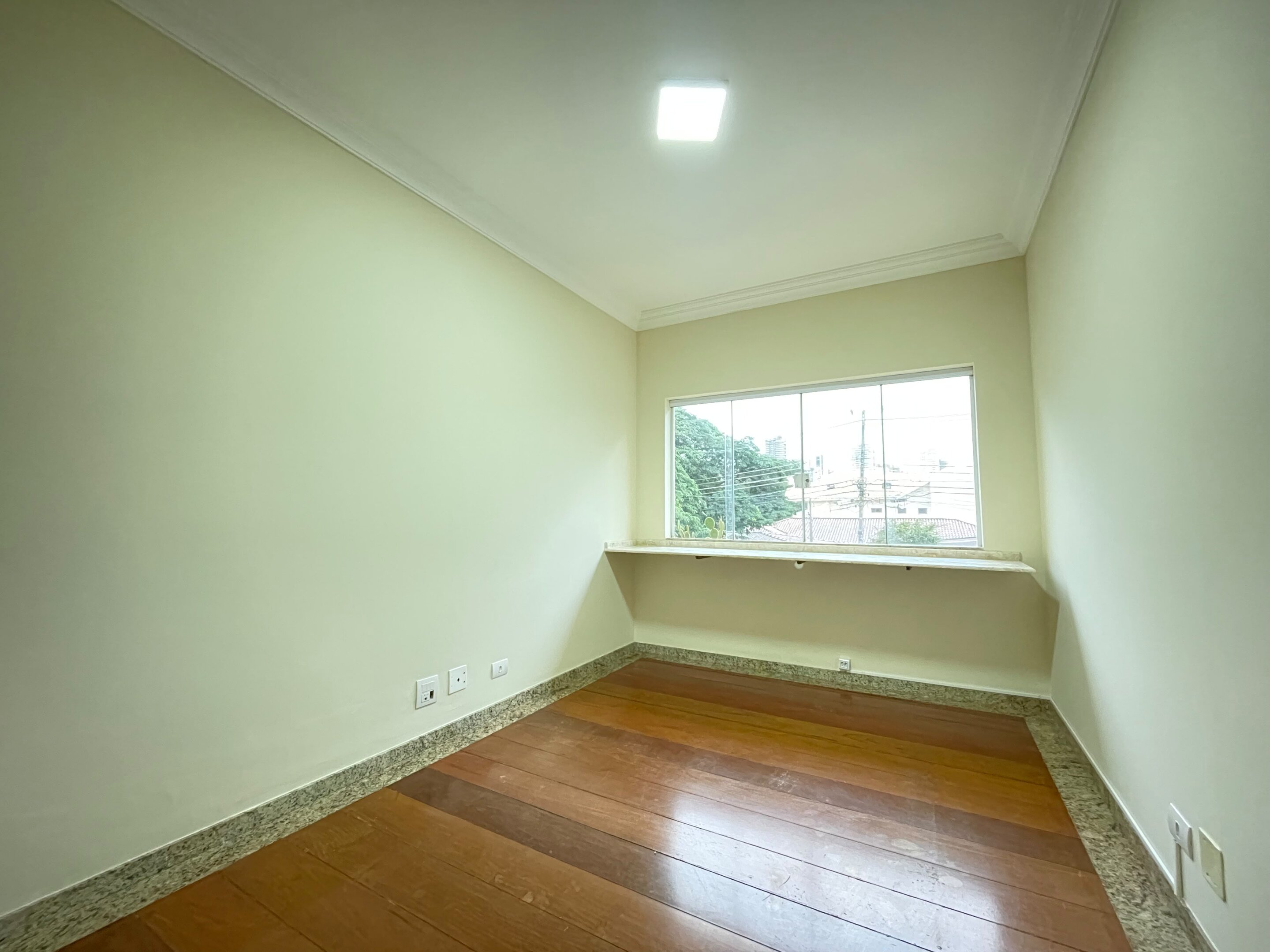 Sobrado com 1 Suíte + 3 Quartos | 200 m² de Área | Espaço e Conforto