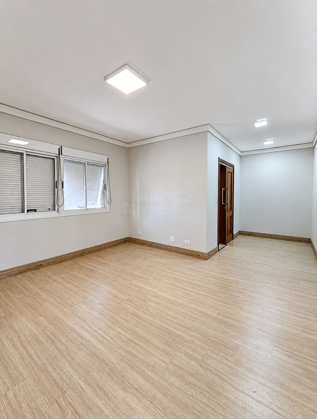 Sobrado com 3 Quartos, 218 m² e 2 Vagas na Zona 06 - Maringá/PR
