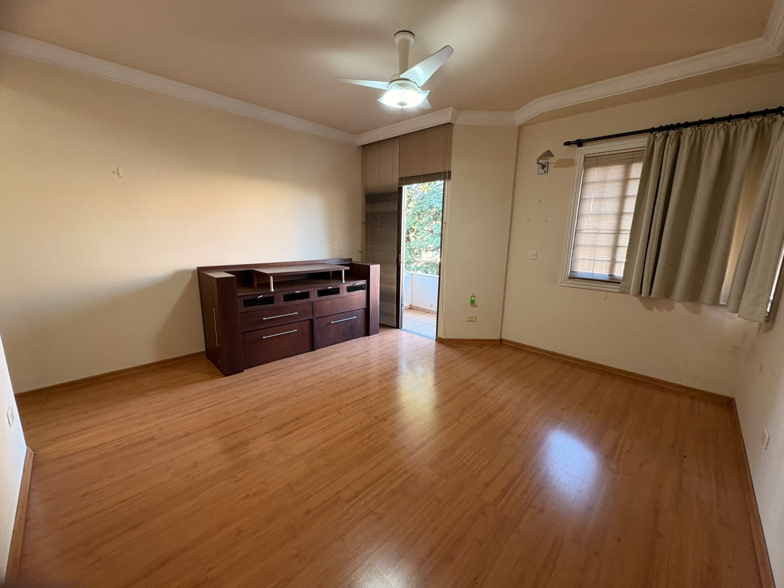 Sobrado de Alto Padrão com Piscina, Sauna,  edícula, 4 Suítes e Área de Lazer Completa
