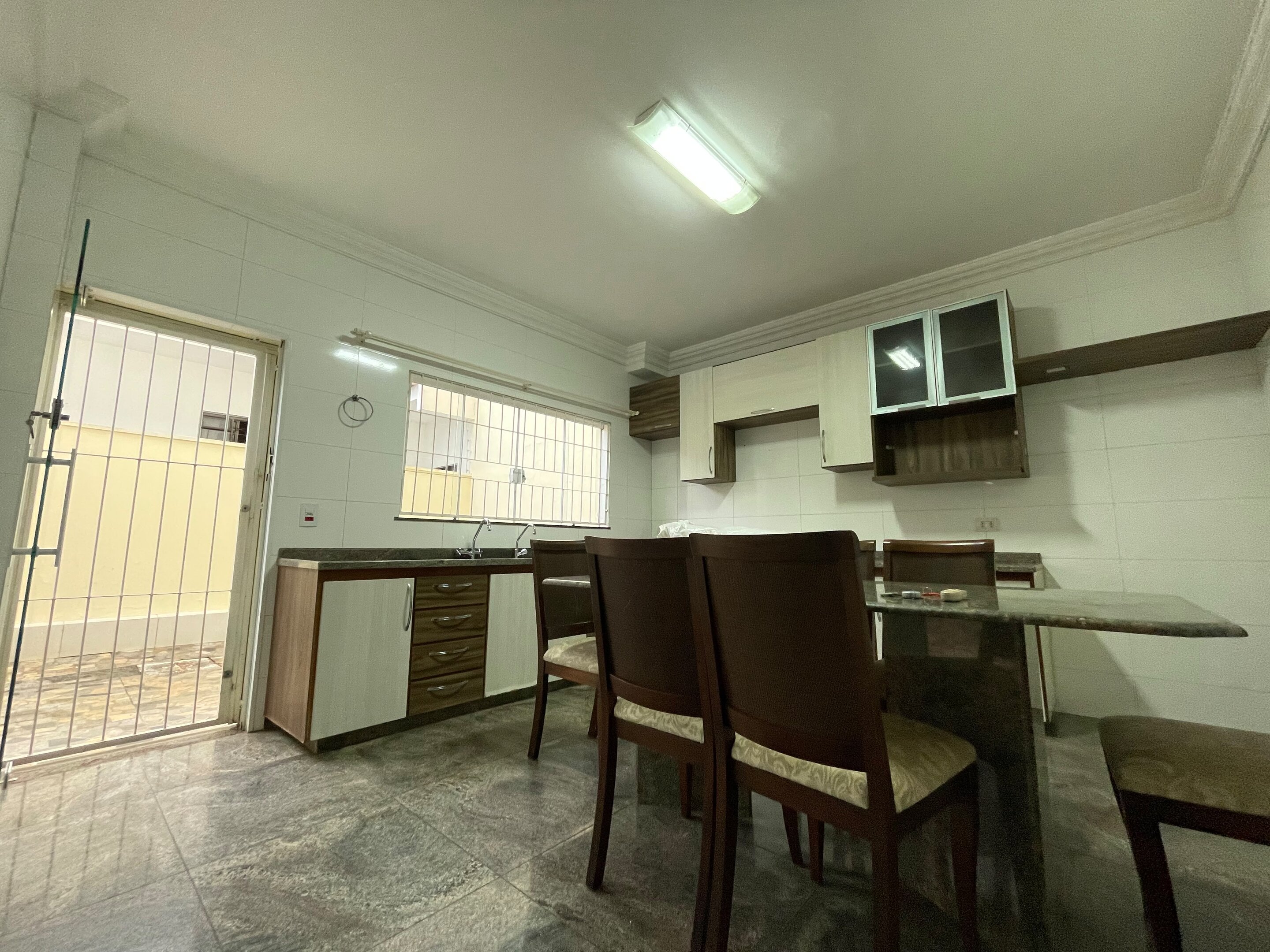 Sobrado com 1 Suíte + 3 Quartos | 200 m² de Área | Espaço e Conforto