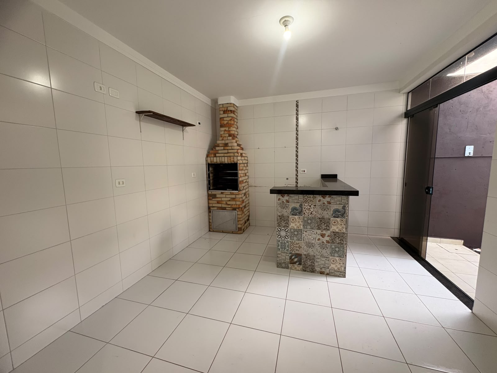 Casa para Locação com 2 Quartos, Churrasqueira e 2 Vagas de Garagem