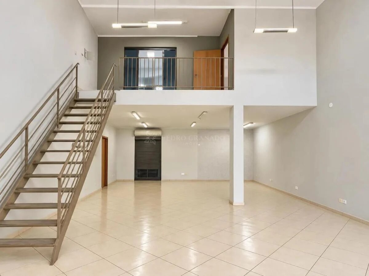 **Excelente Oportunidade Comercial – Salão de 195 m² com Mezanino Próximo à Av. Mandacaru**