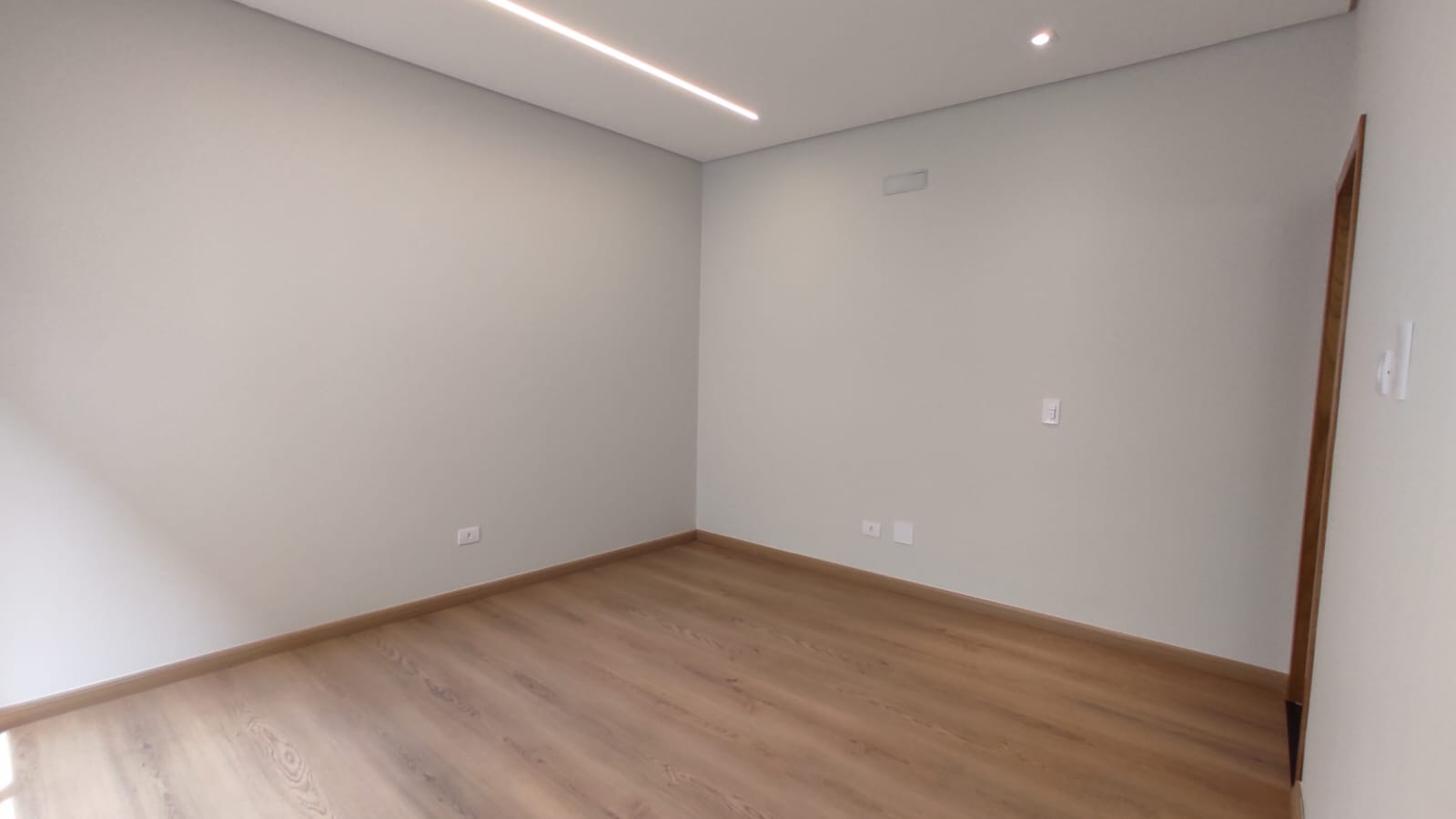 Casa de Alto Padrão com 3 Quartos, Pé-Direito Duplo e Cozinha Gourmet à Venda ou Locação em Maringá/PR