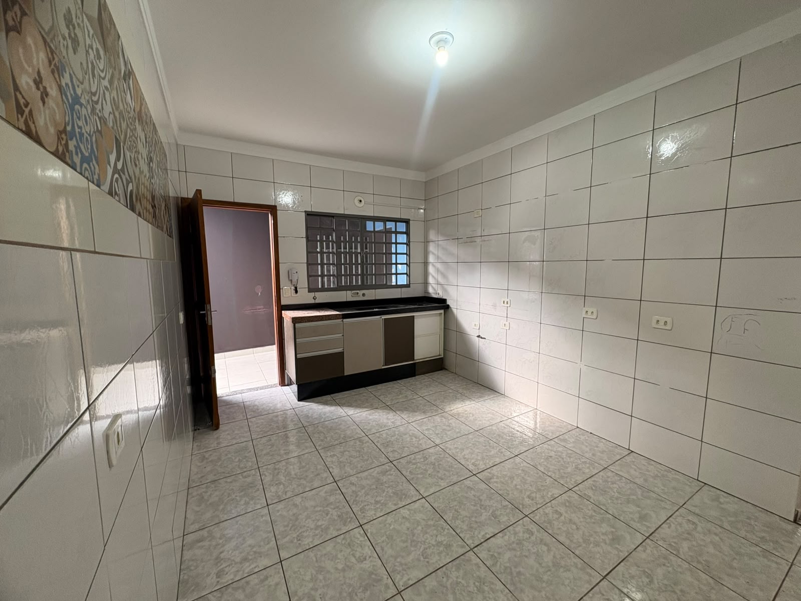 Casa para Locação com 2 Quartos, Churrasqueira e 2 Vagas de Garagem