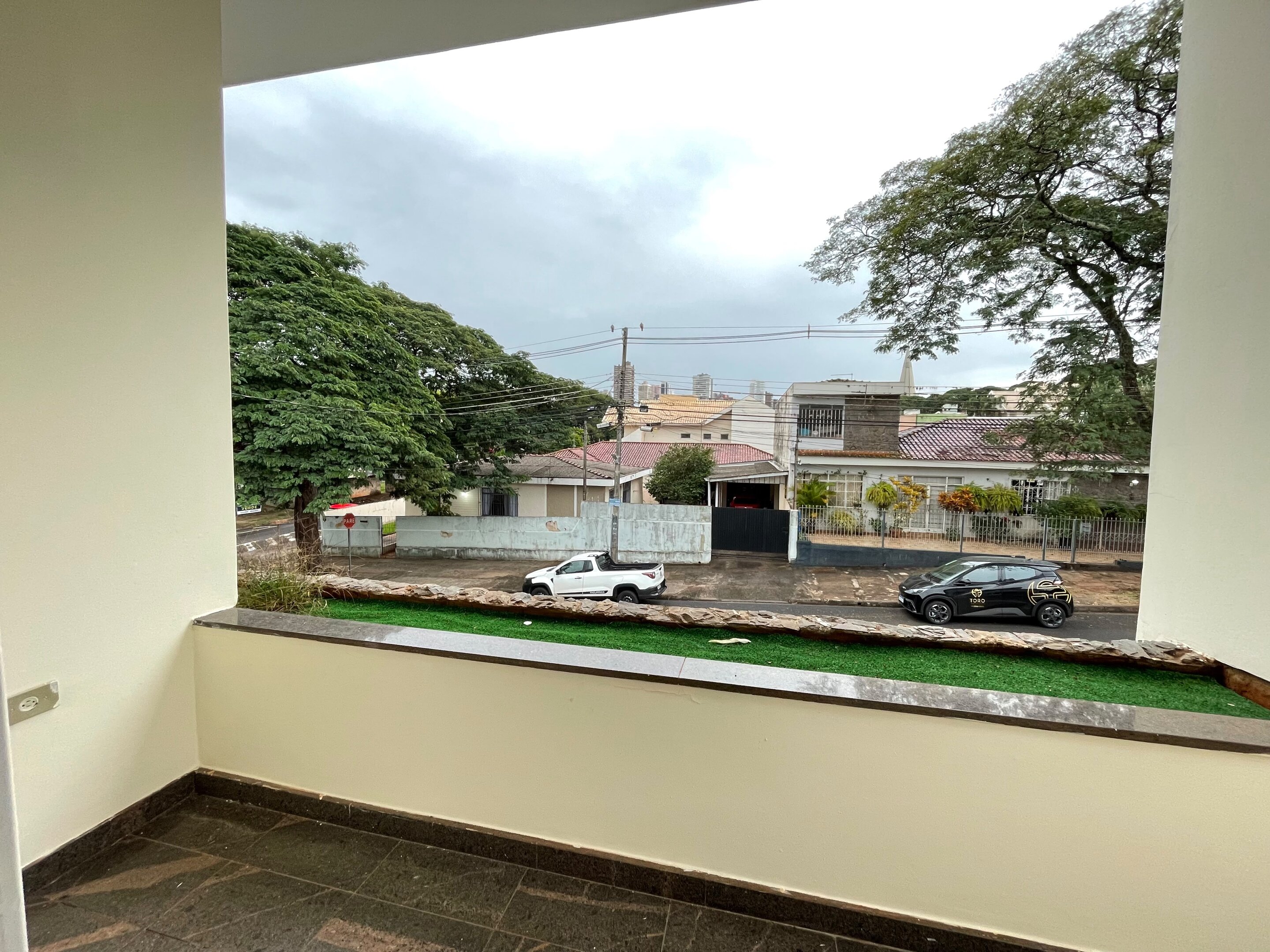 Sobrado com 1 Suíte + 3 Quartos | 200 m² de Área | Espaço e Conforto