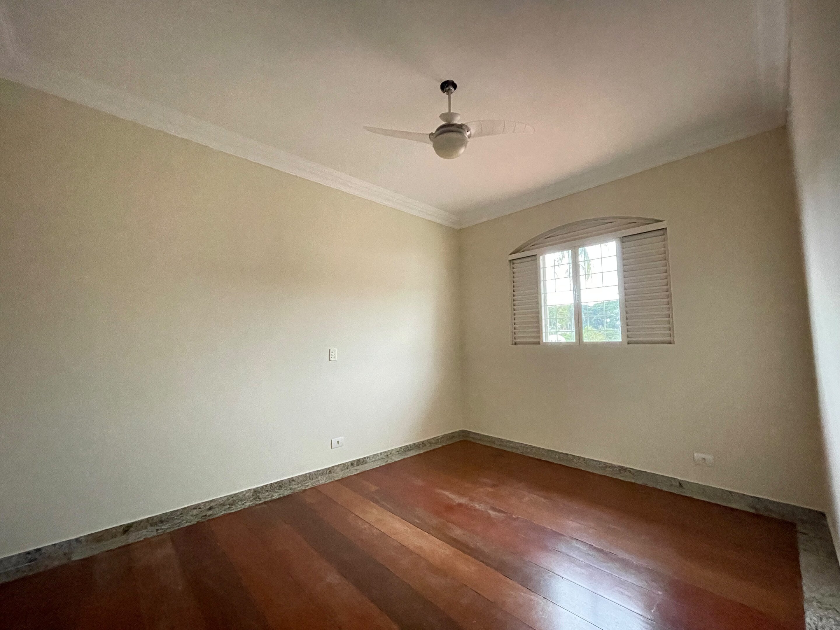 Sobrado com 1 Suíte + 3 Quartos | 200 m² de Área | Espaço e Conforto