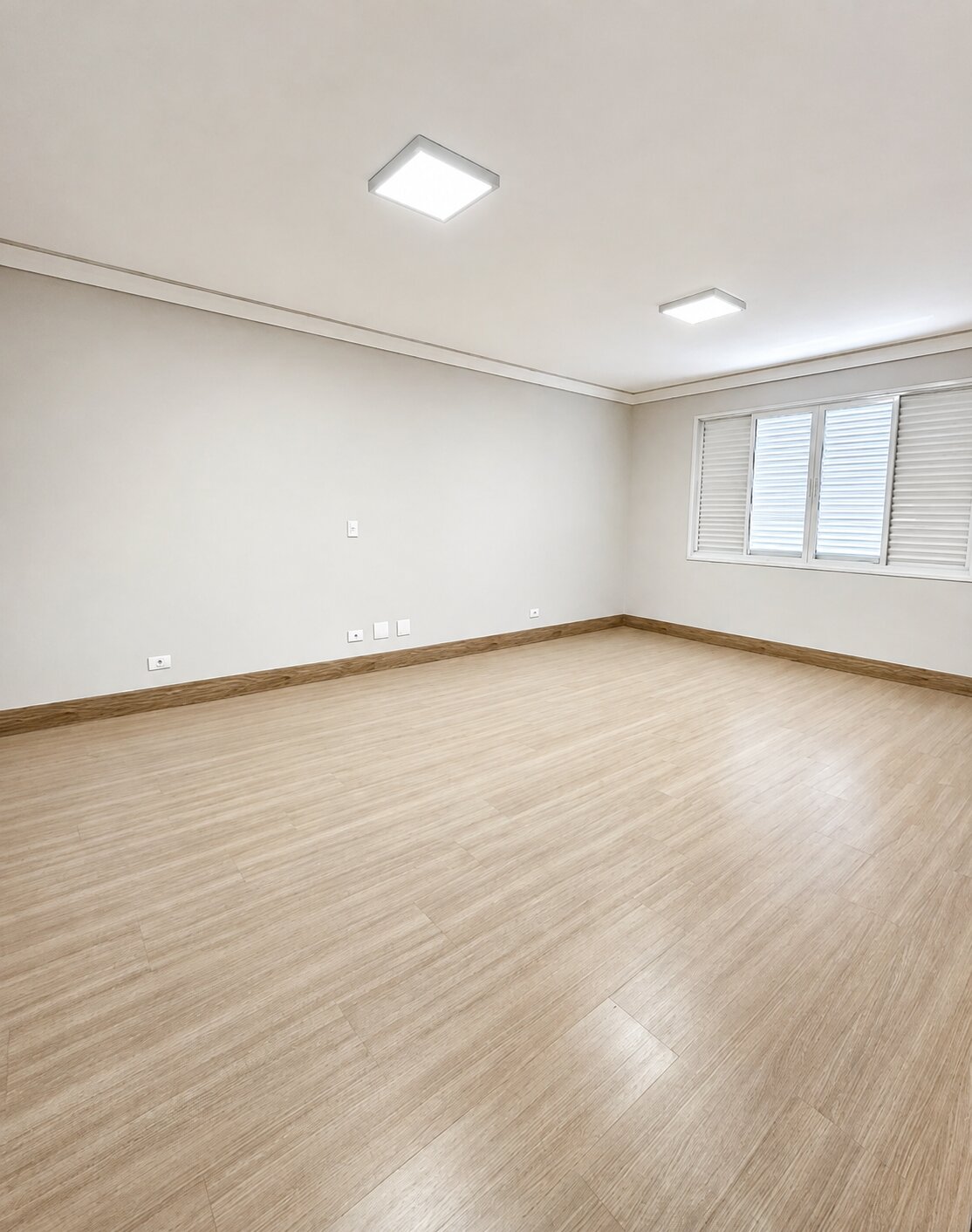 Sobrado com 3 Quartos, 218 m² e 2 Vagas na Zona 06 - Maringá/PR
