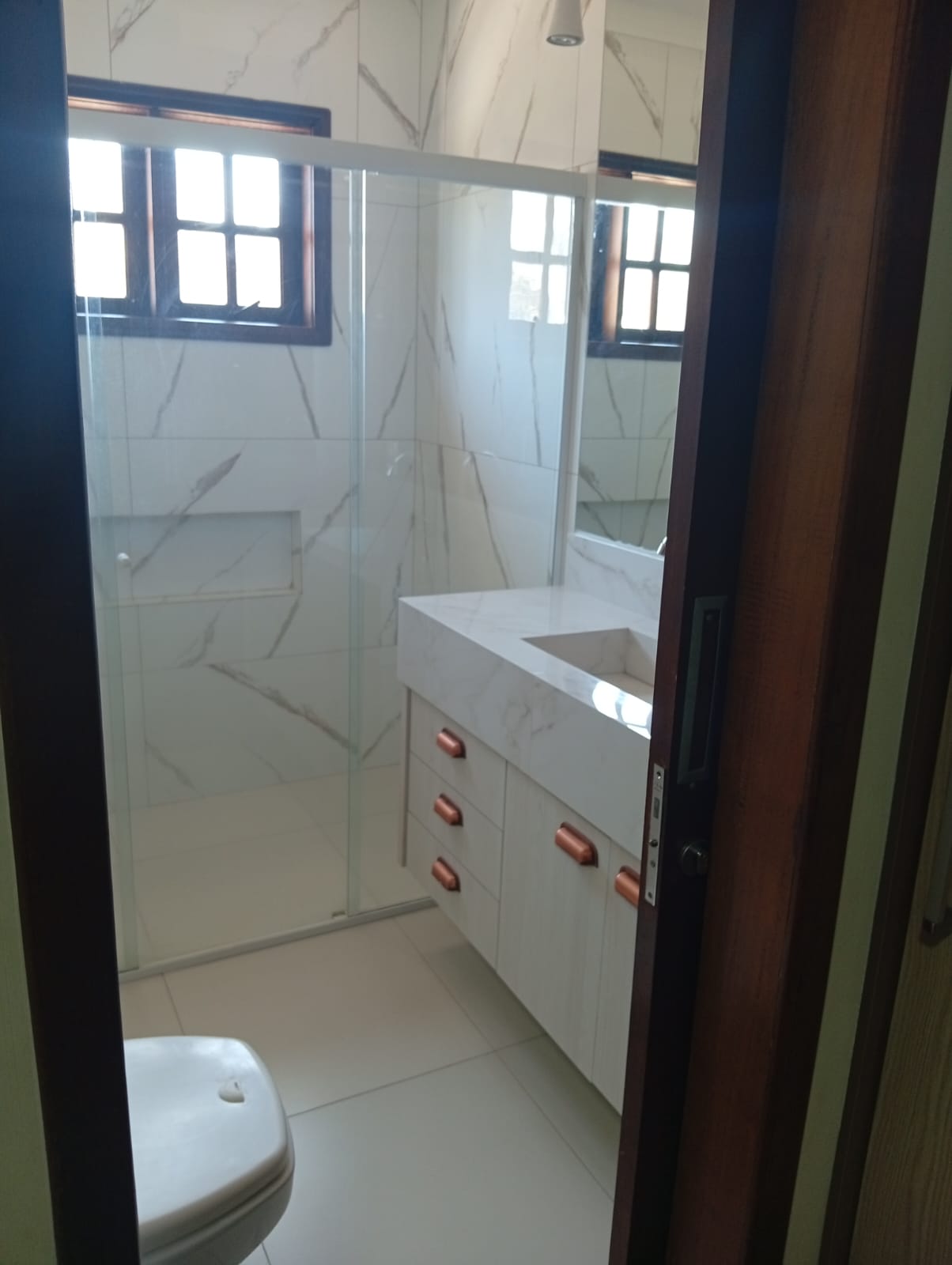 Sobrado com 4 Quartos, Suíte e Piscina para Locação no Jardim Iguaçu – Maringá