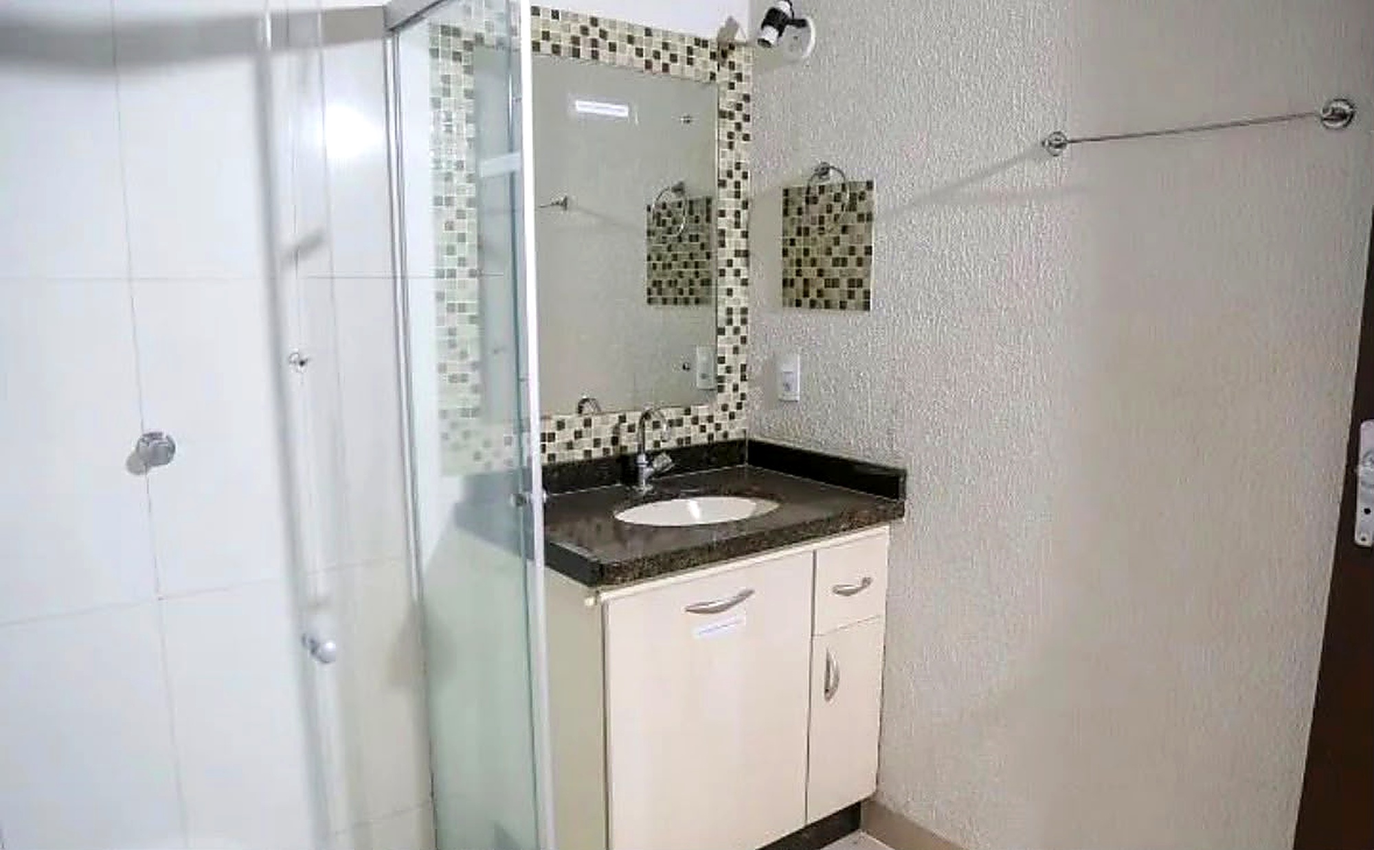 Apartamento Sobreloja para Locação com 3 Quartos, Suíte, Sacada e 2 Vagas