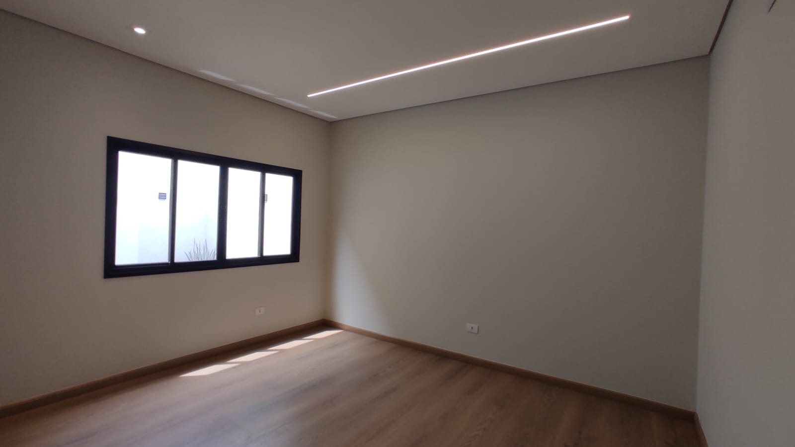 Casa de Alto Padrão com 3 Quartos, Pé-Direito Duplo e Cozinha Gourmet à Venda ou Locação em Maringá/PR