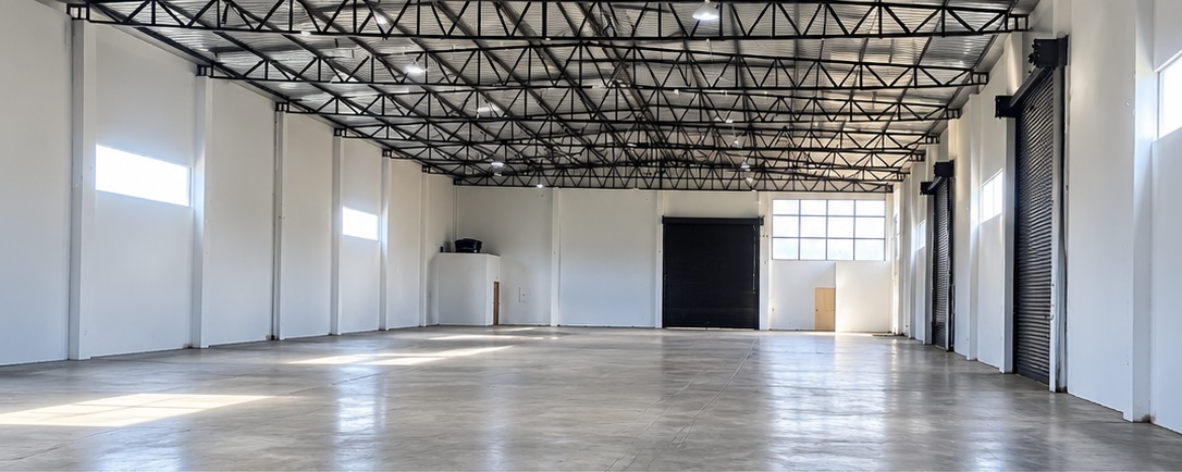 Galpão Industrial com Amplo Pátio, Doca e Acesso para Cargas