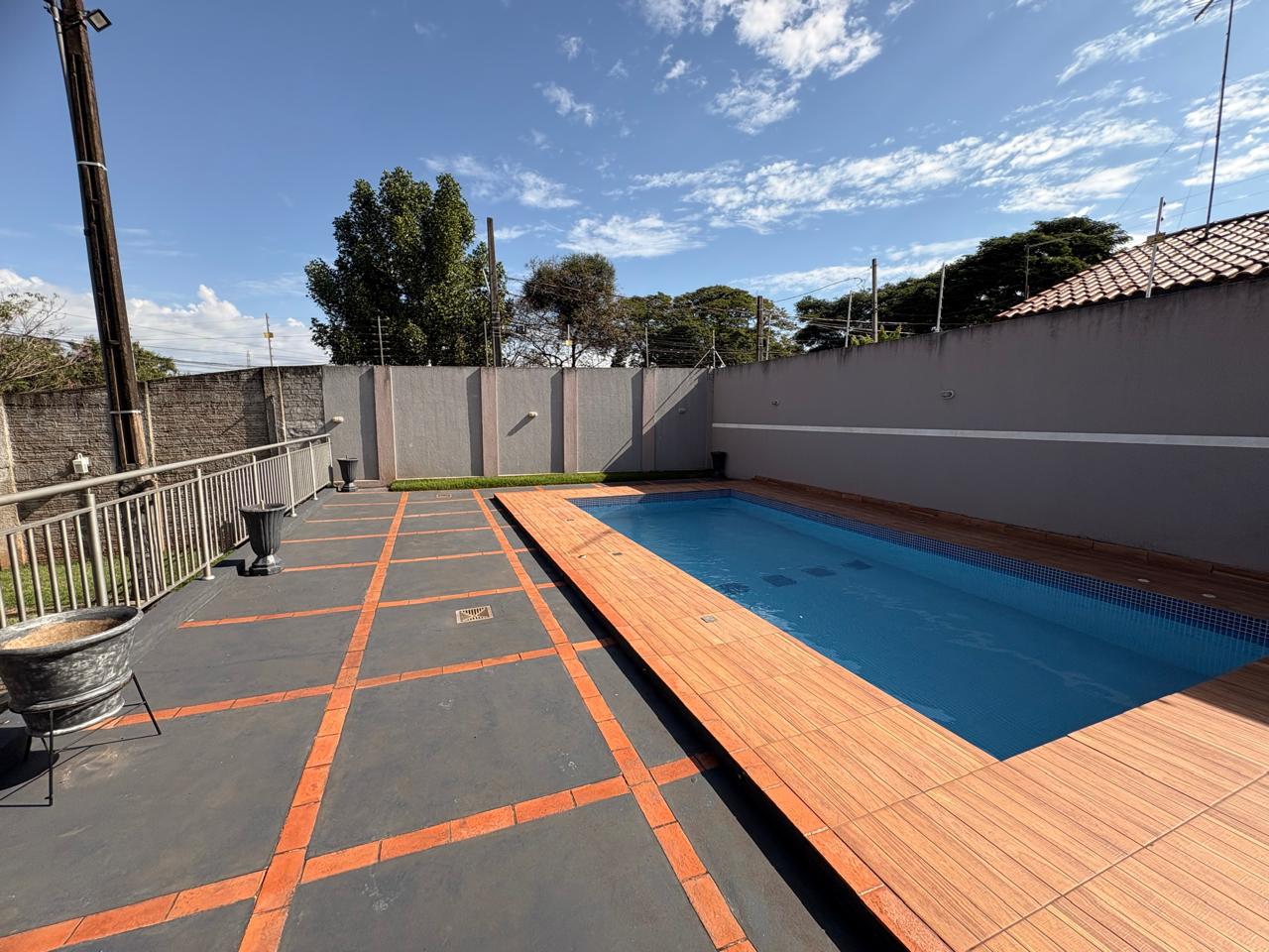 Área de Lazer Completa com Piscina, Espaço Gourmet e Amplo Estacionamento à Venda ou Locação em Maringá/PR