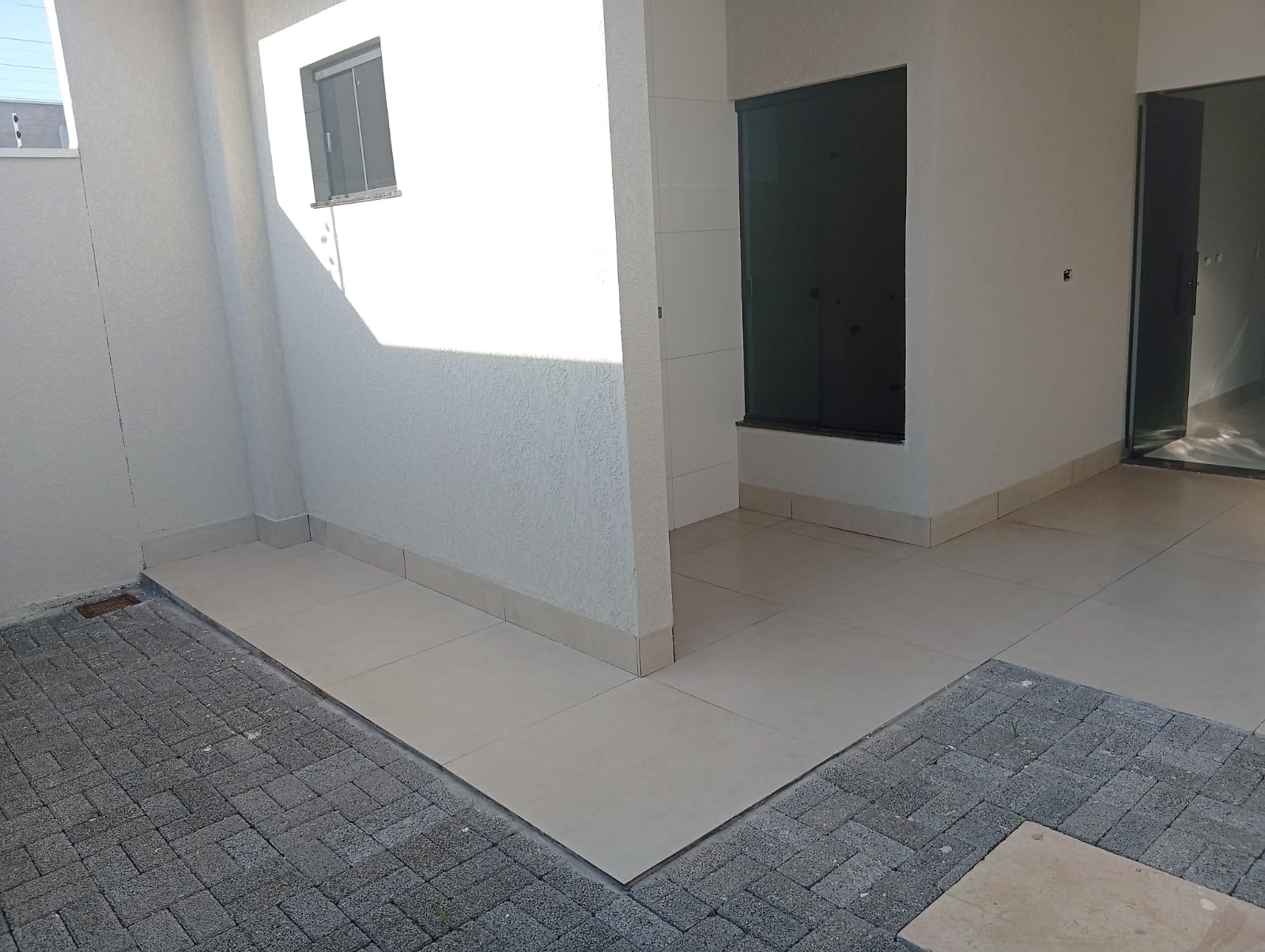 **Sua casa nova em Sarandi: suíte, churrasqueira e jardim de inverno!**