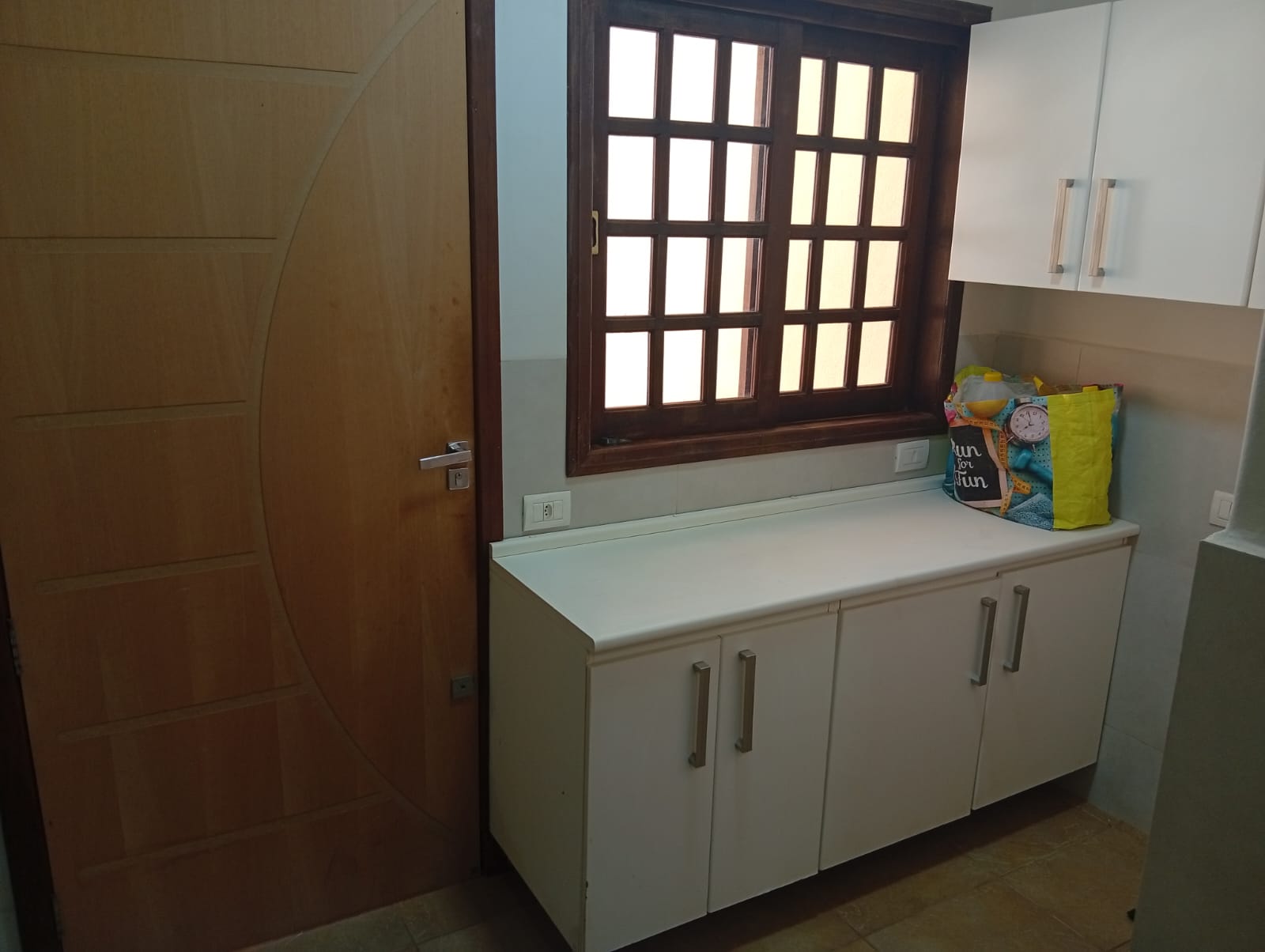 Sobrado com 4 Quartos, Suíte e Piscina para Locação no Jardim Iguaçu – Maringá