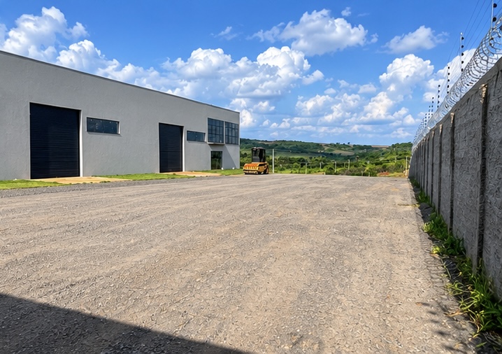 Galpão Industrial com Amplo Pátio, Doca e Acesso para Cargas