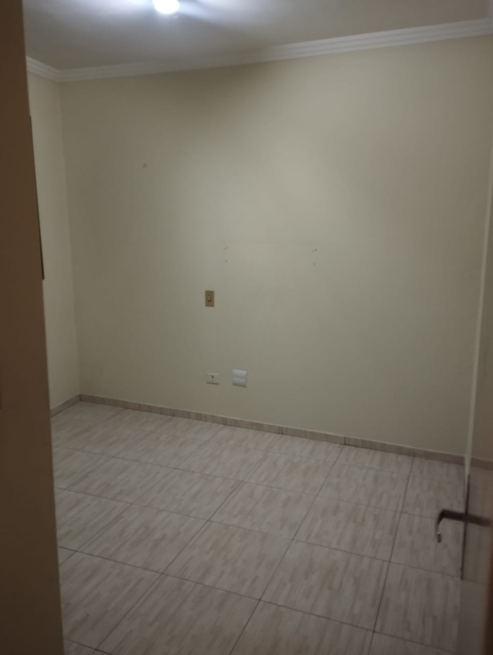 Aluga-se sobreloja  2 Quartos + 1 Suíte