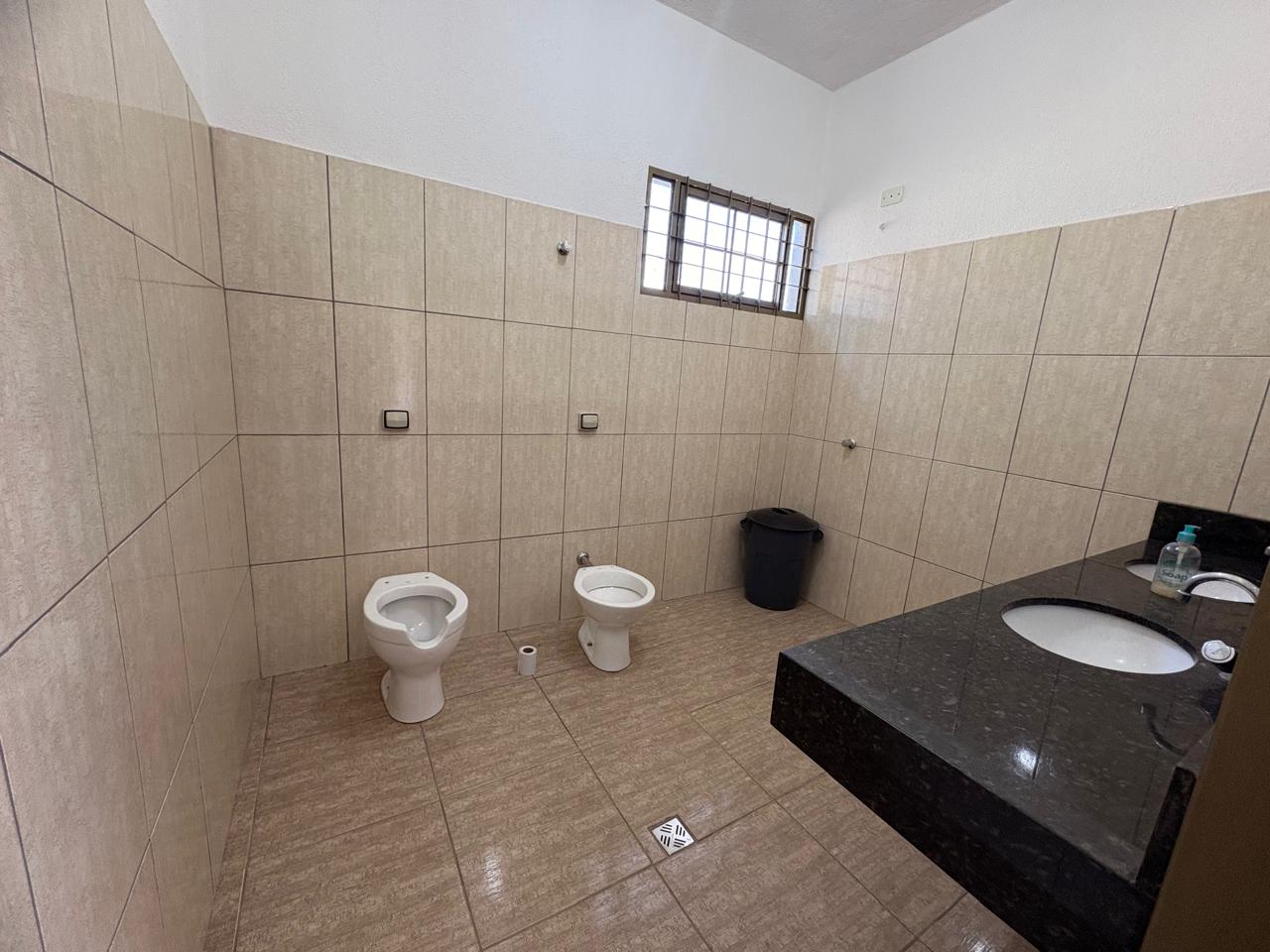 Área de Lazer Completa com Piscina, Espaço Gourmet e Amplo Estacionamento à Venda ou Locação em Maringá/PR