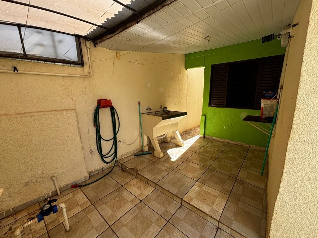 Casa com 2 Quartos e 80m² no Parque Residencial Aeroporto, Maringá/PR