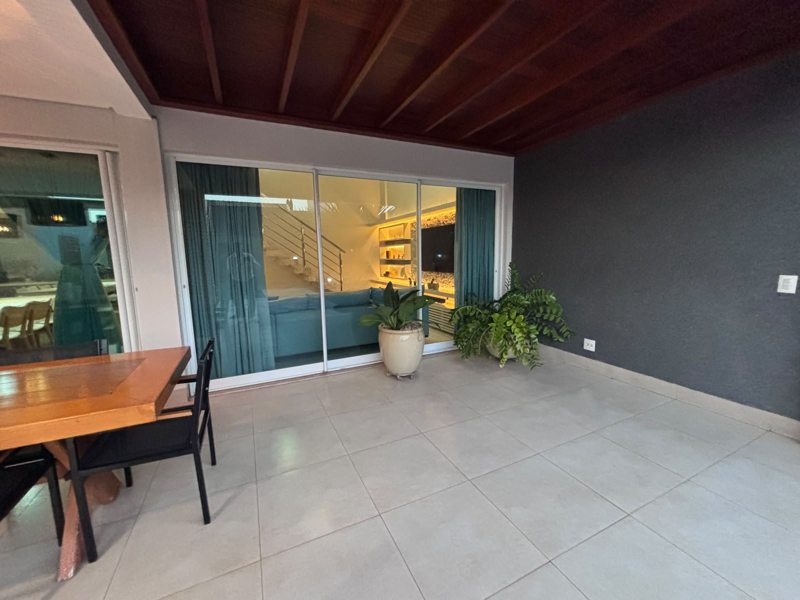 Casa em Condomínio com 4 Suítes, 400m² - Zona 08, Maringá/PR