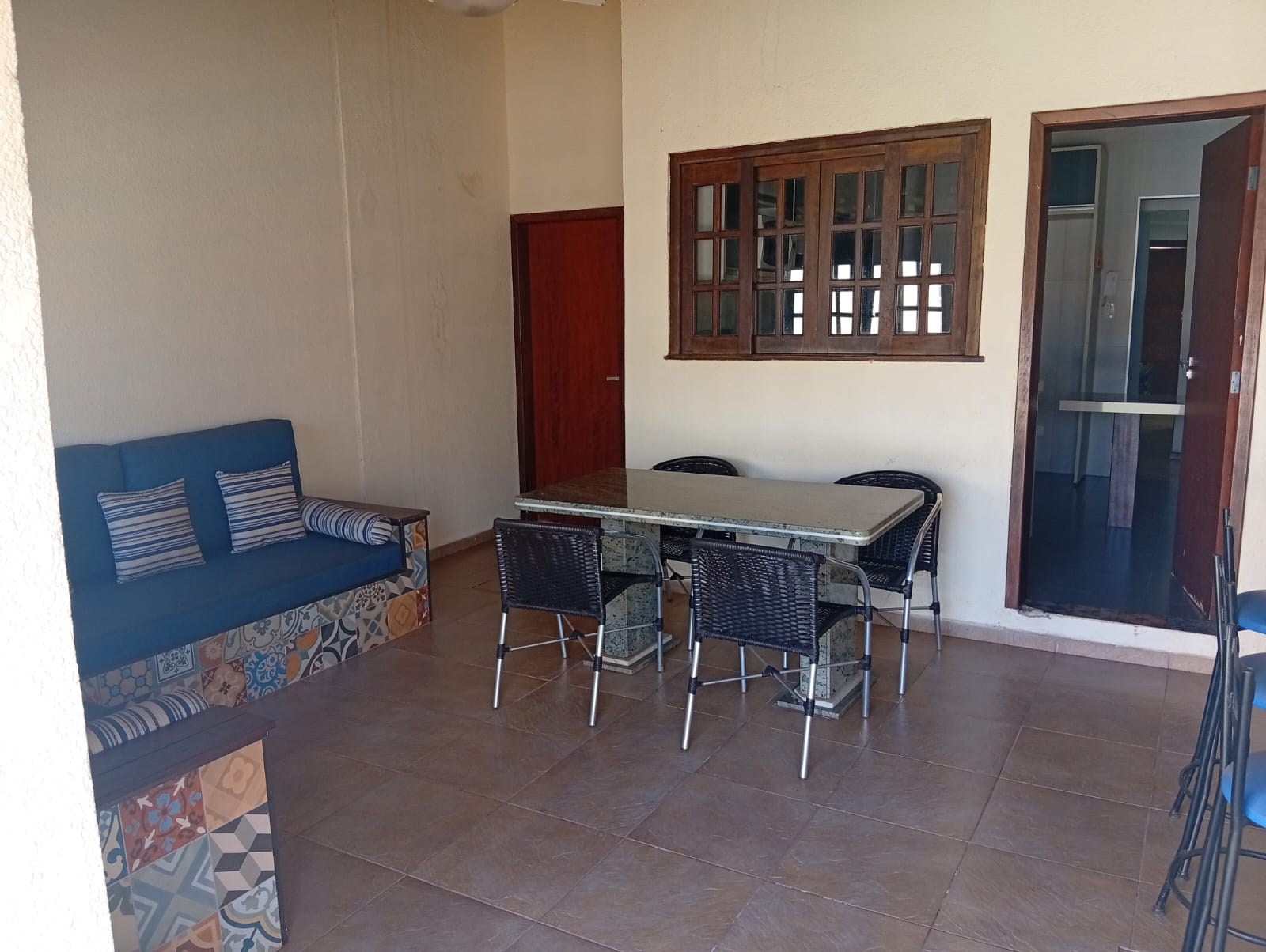 Sobrado com 4 Quartos, Suíte e Piscina para Locação no Jardim Iguaçu – Maringá