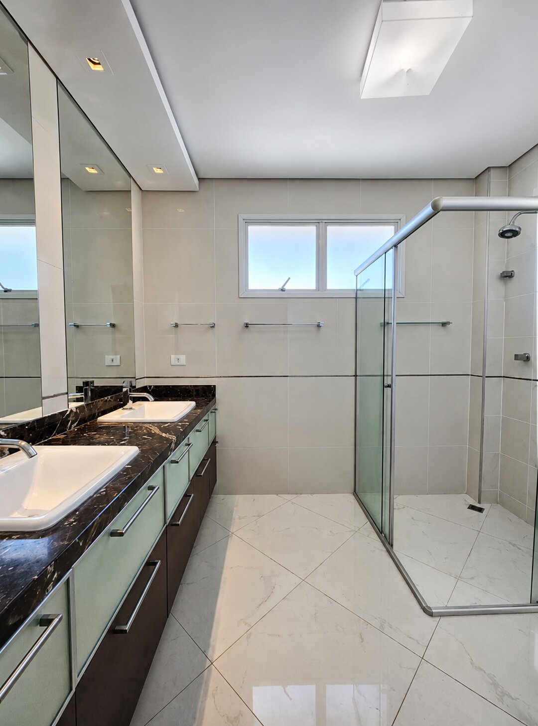 Sobrado com 3 Quartos, 218 m² e 2 Vagas na Zona 06 - Maringá/PR