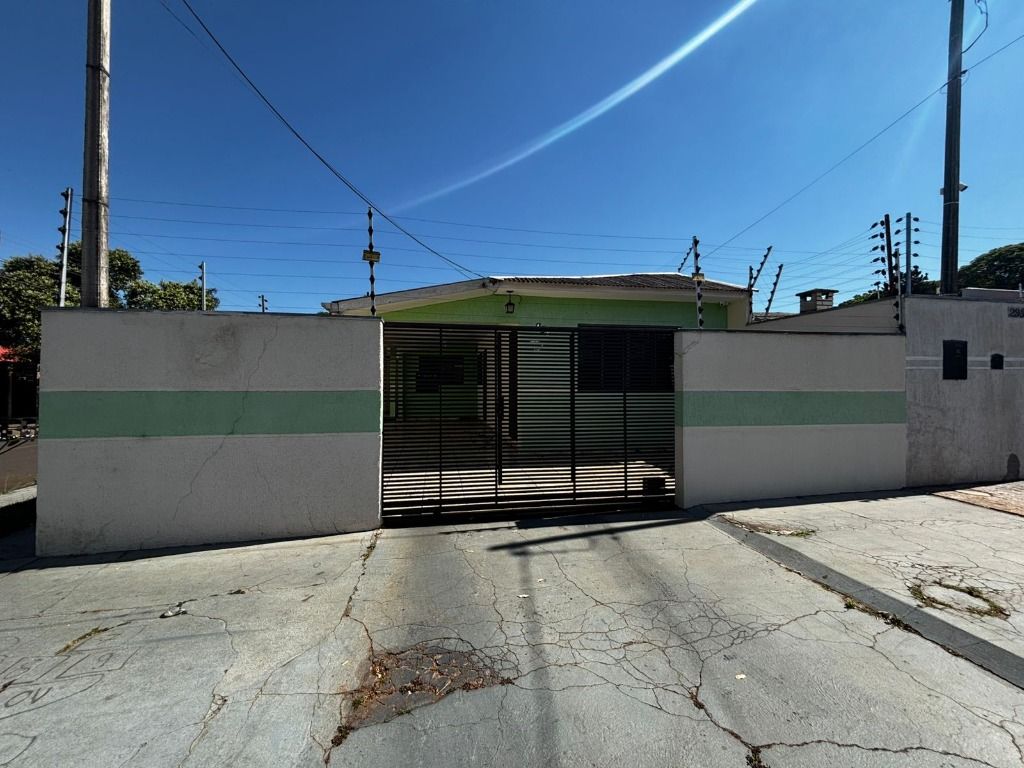 Casa com 2 Quartos e 80m² no Parque Residencial Aeroporto, Maringá/PR