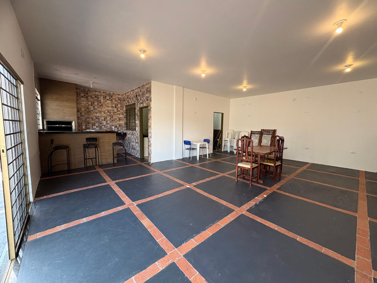 Área de Lazer Completa com Piscina, Espaço Gourmet e Amplo Estacionamento à Venda ou Locação em Maringá/PR