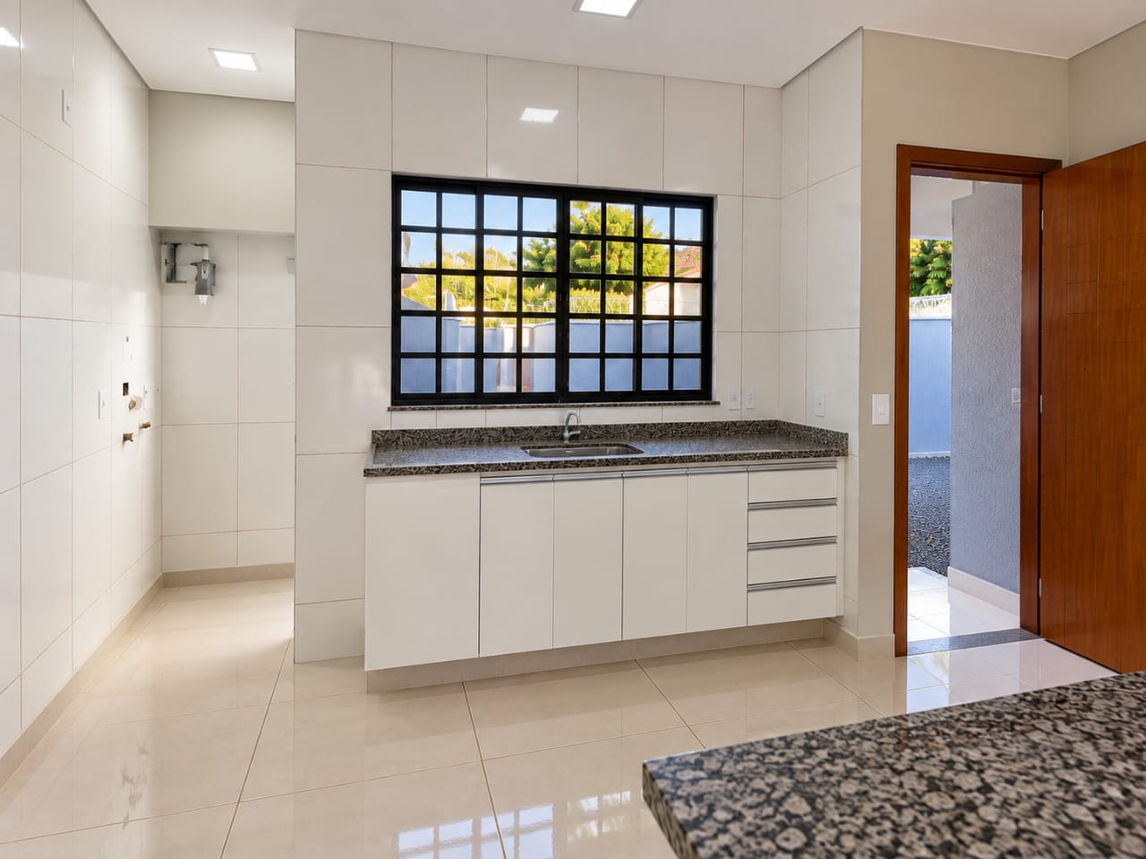 **Casa Nova para Locação no Jardim das Torres – 2 Quartos, Quintal, Churrasqueira e Garagem Coberta – Sarandi/PR**