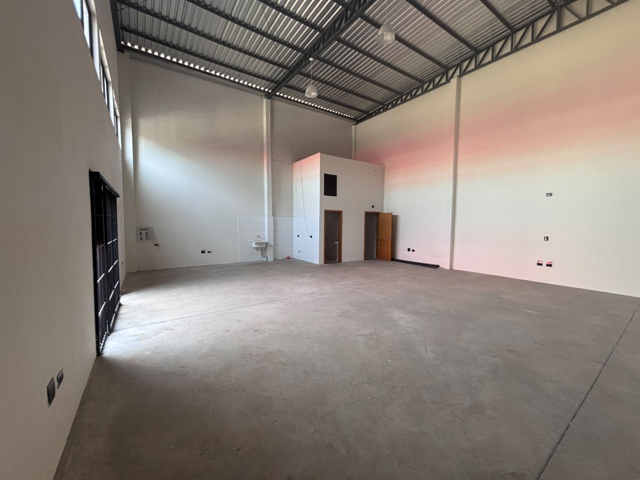 Galpão Comercial com 203 m², 3 Vagas - Zona 06, Maringá/PR