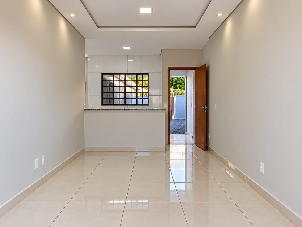 **Casa Nova para Locação no Jardim das Torres – 2 Quartos, Quintal, Churrasqueira e Garagem Coberta – Sarandi/PR**