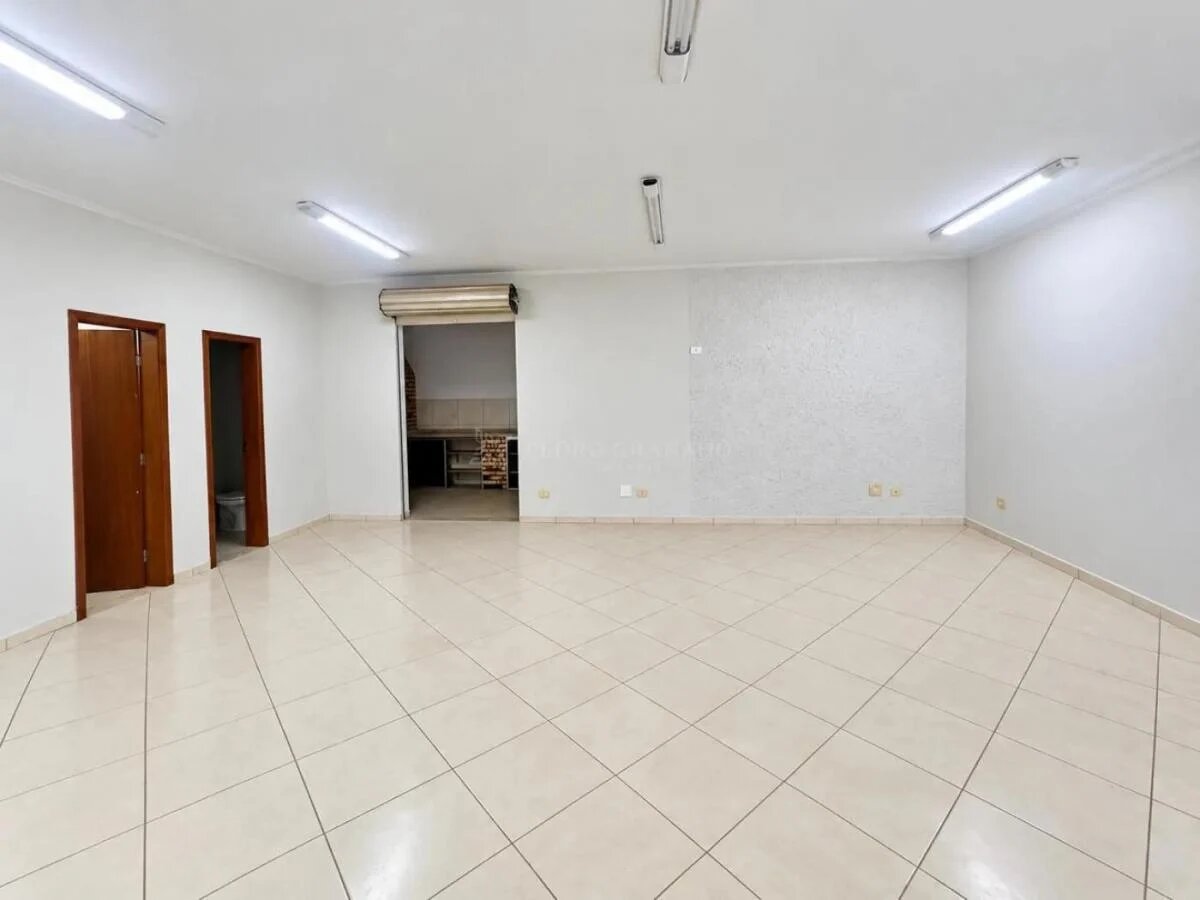 **Excelente Oportunidade Comercial – Salão de 195 m² com Mezanino Próximo à Av. Mandacaru**