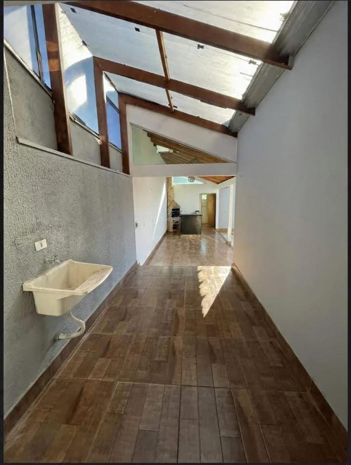 Mais espaço para sua família: casa com 4 quartos e piscina para alugar por R$ 5 mil
