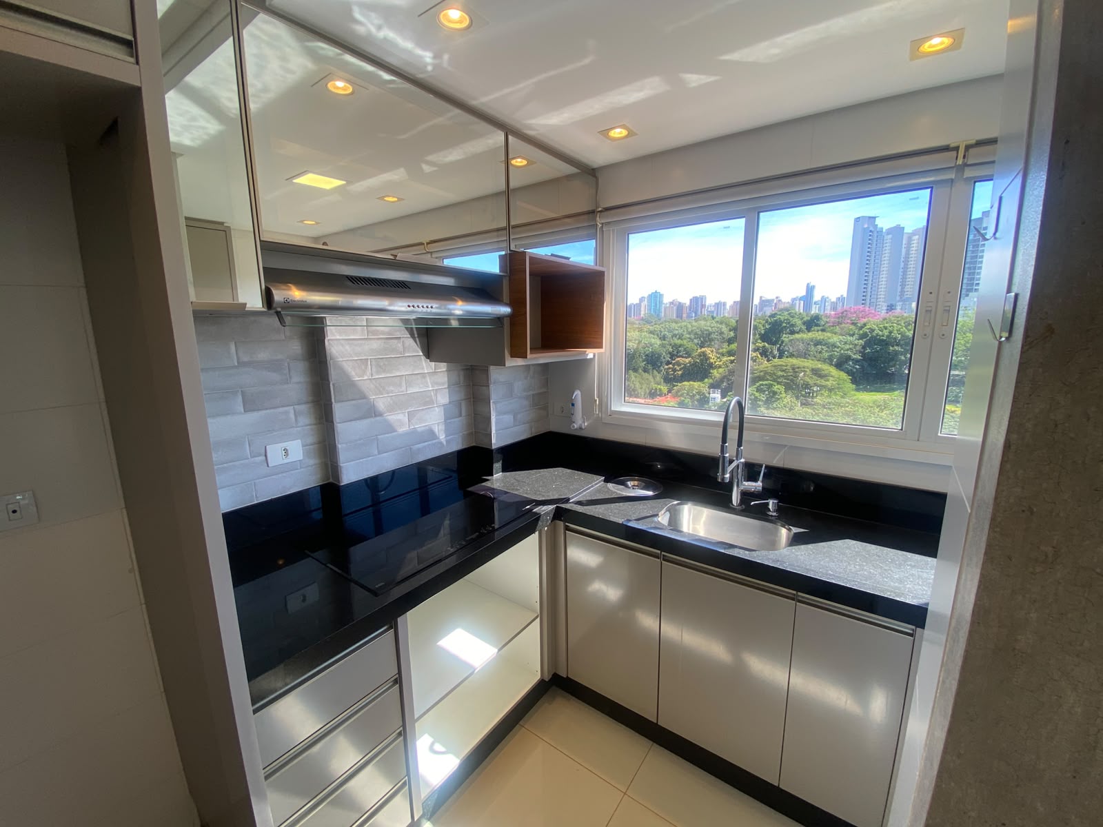 Apartamento para alugar, 80 m² por R$ 3.700,00/mês - Zona 08 - Maringá/PR