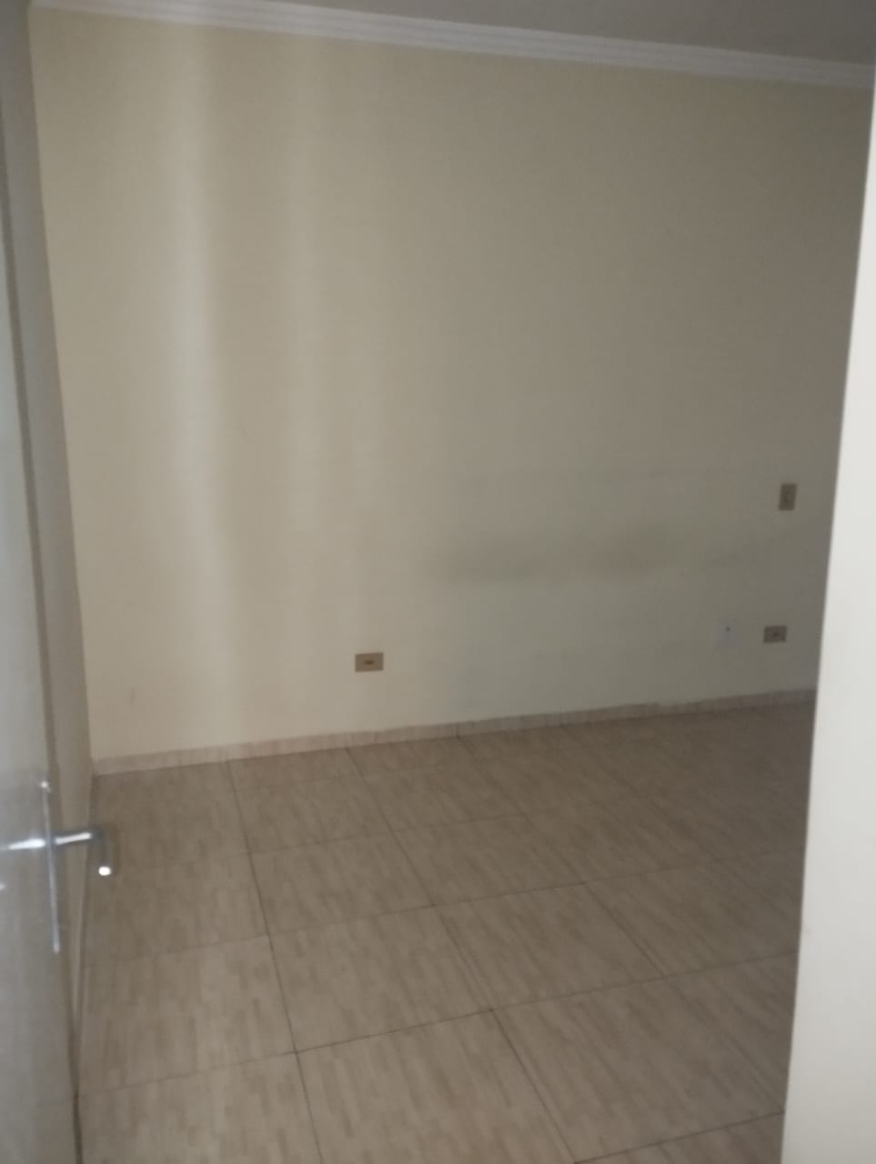 Aluga-se sobreloja  2 Quartos + 1 Suíte