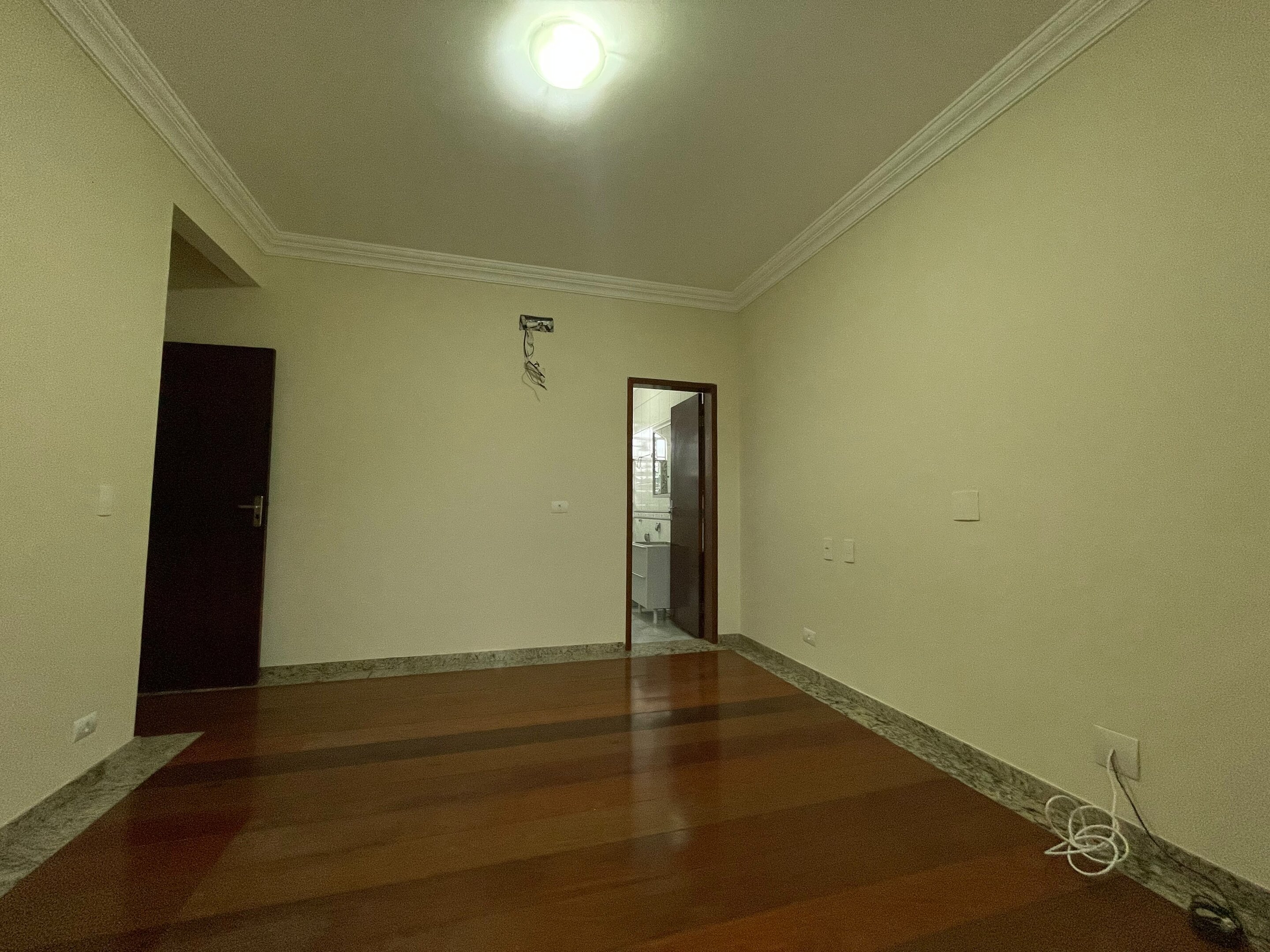 Sobrado com 1 Suíte + 3 Quartos | 200 m² de Área | Espaço e Conforto