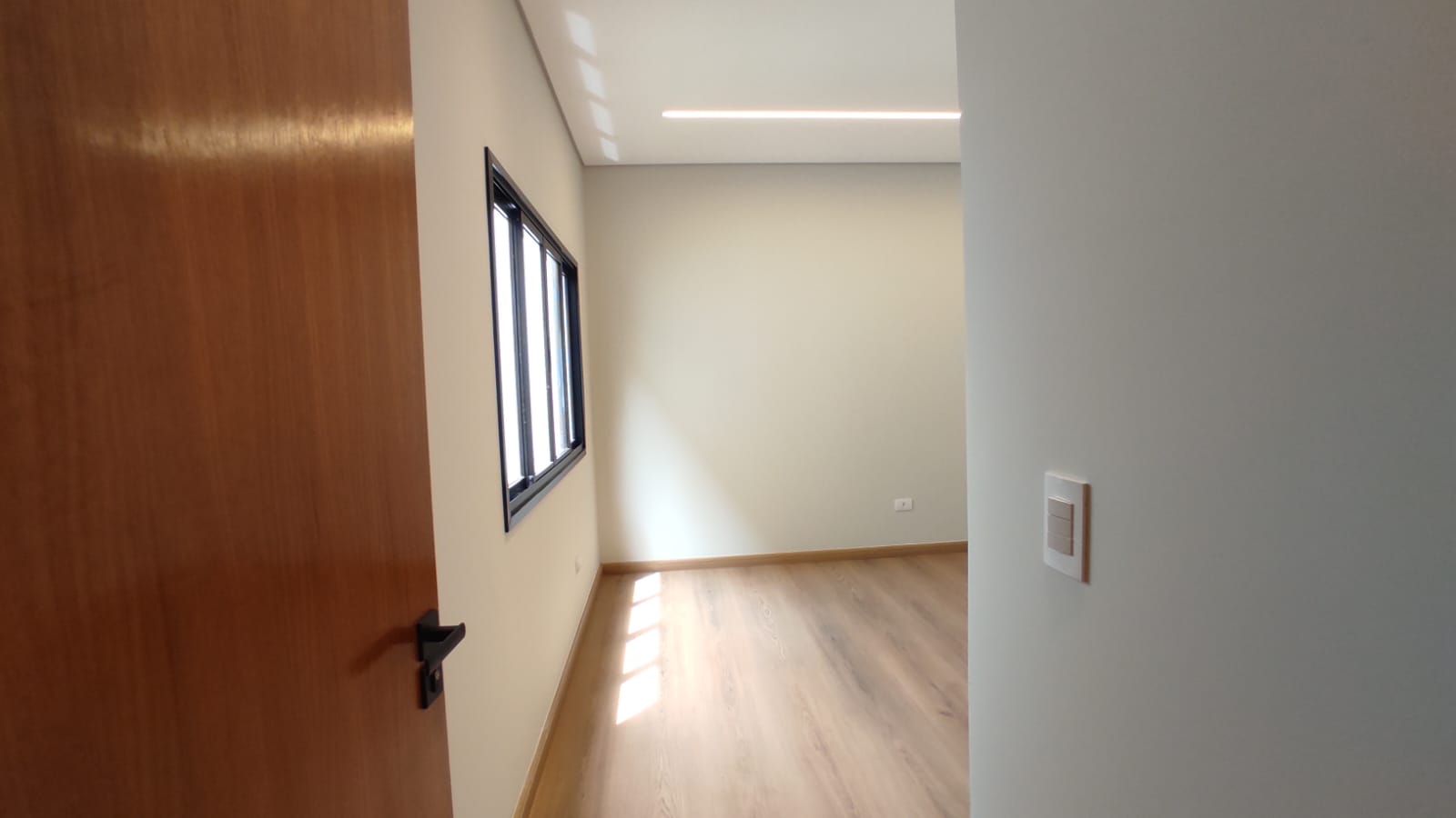 Casa de Alto Padrão com 3 Quartos, Pé-Direito Duplo e Cozinha Gourmet à Venda ou Locação em Maringá/PR
