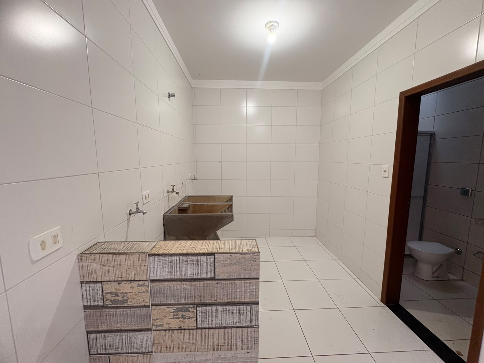 Casa para Locação com 2 Quartos, Churrasqueira e 2 Vagas de Garagem
