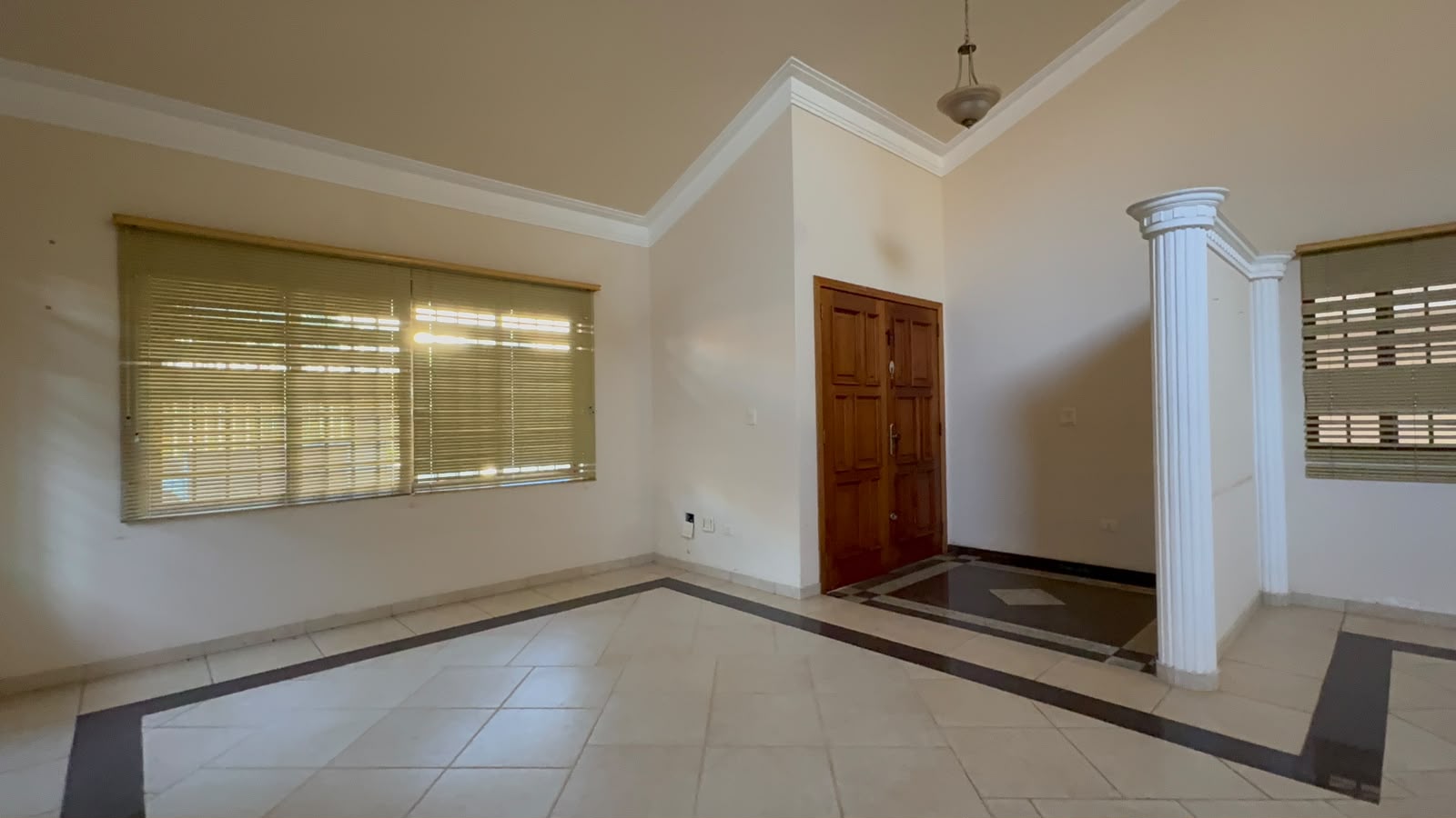 Sobrado de Alto Padrão com Piscina, Sauna,  edícula, 4 Suítes e Área de Lazer Completa