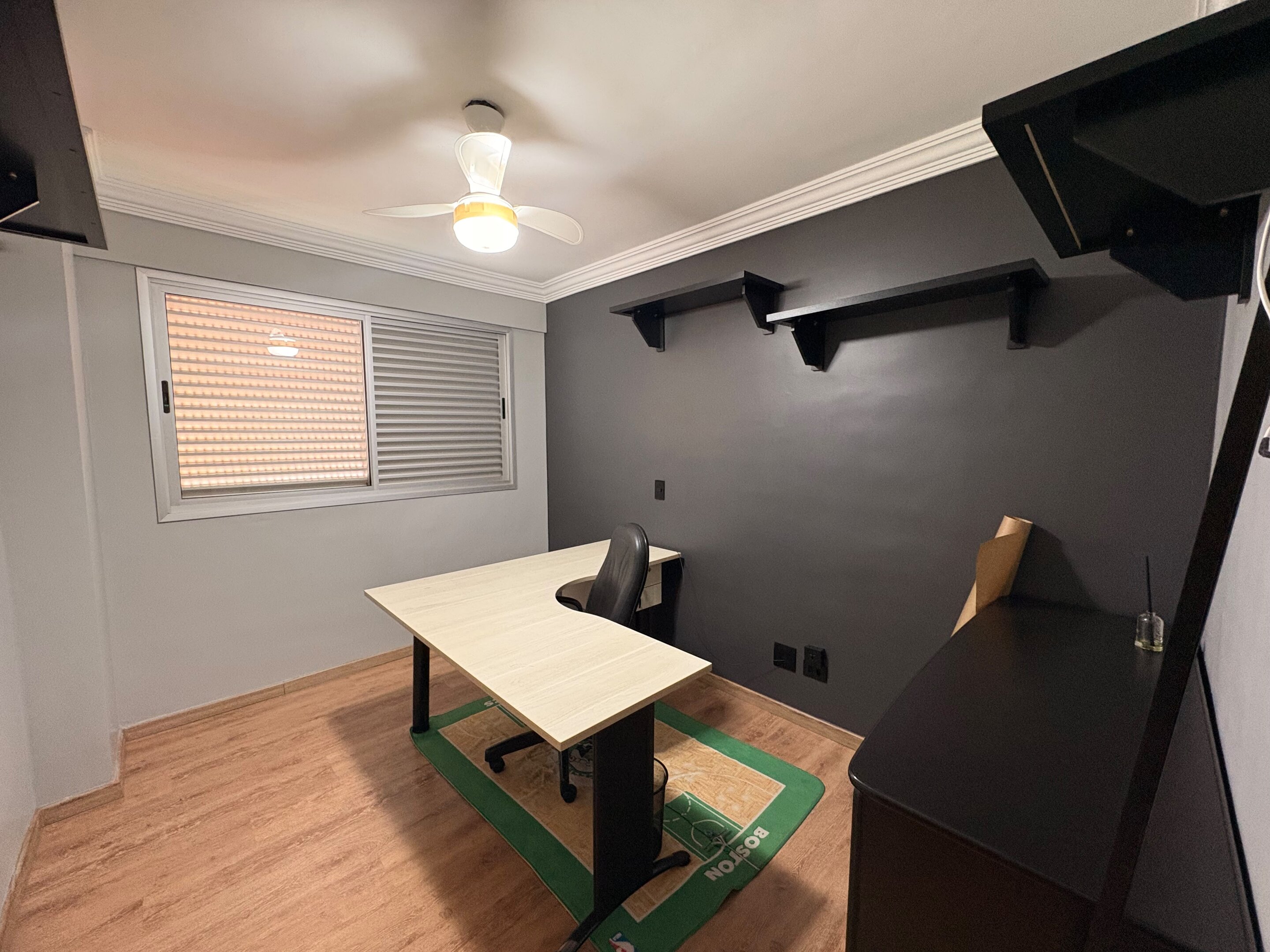 Apartamento Mobiliado para Locação com Suíte, Escritório, Sacada e Garagem Coberta