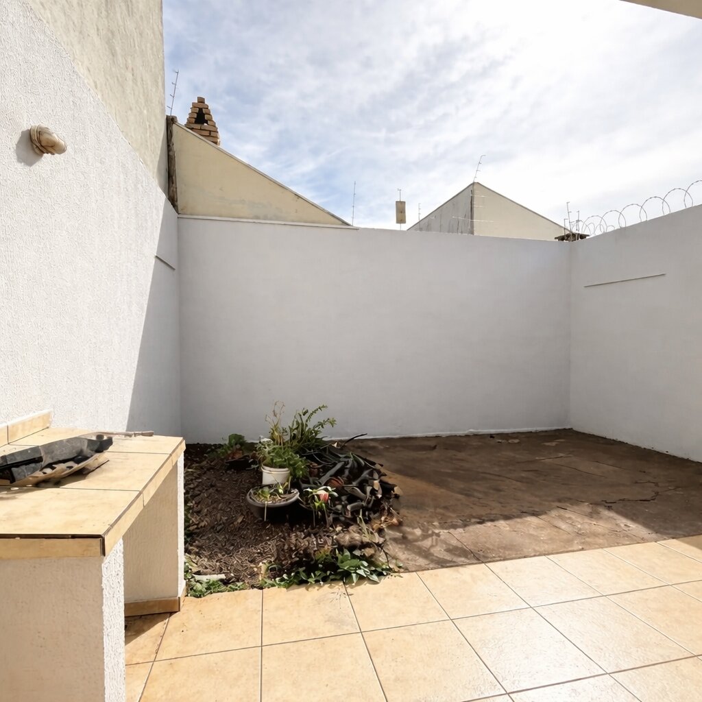 1 Suíte + 2 Dormitórios ! Sua família precisa de mais espaço? Conheça esta casa com suíte, quintal amplo e 2 vagas no Jardim Santa Rosa.