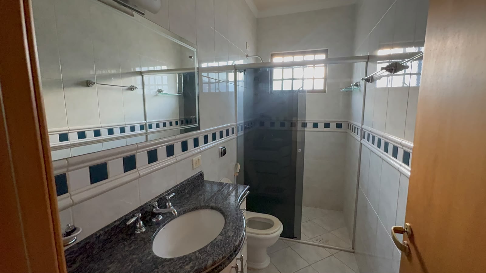 Sobrado de Alto Padrão com Piscina, Sauna,  edícula, 4 Suítes e Área de Lazer Completa