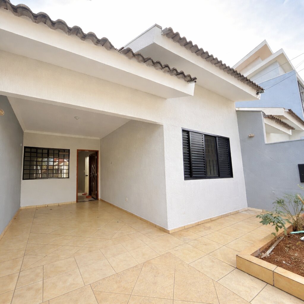 1 Suíte + 2 Dormitórios ! Sua família precisa de mais espaço? Conheça esta casa com suíte, quintal amplo e 2 vagas no Jardim Santa Rosa.