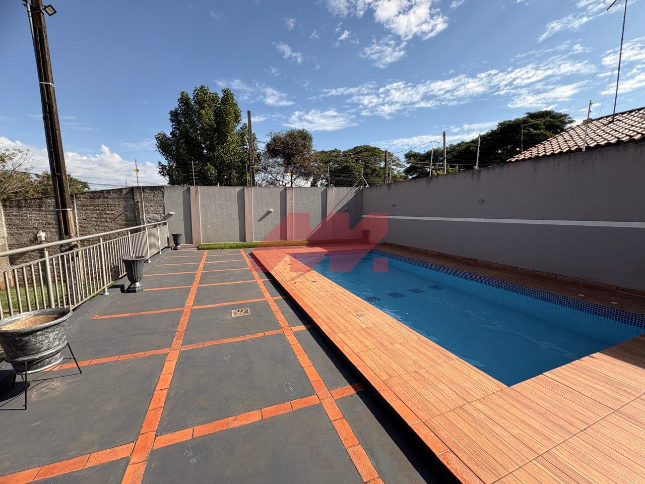 Área de Lazer Completa com Piscina, Espaço Gourmet e Amplo Estacionamento à Venda ou Locação em Maringá/PR