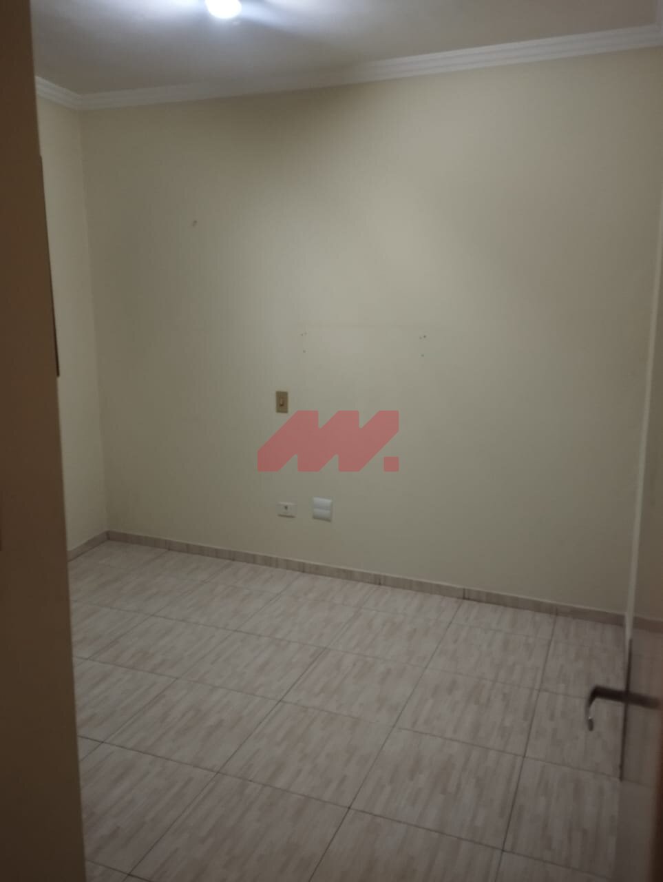 Aluga-se sobreloja  2 Quartos + 1 Suíte